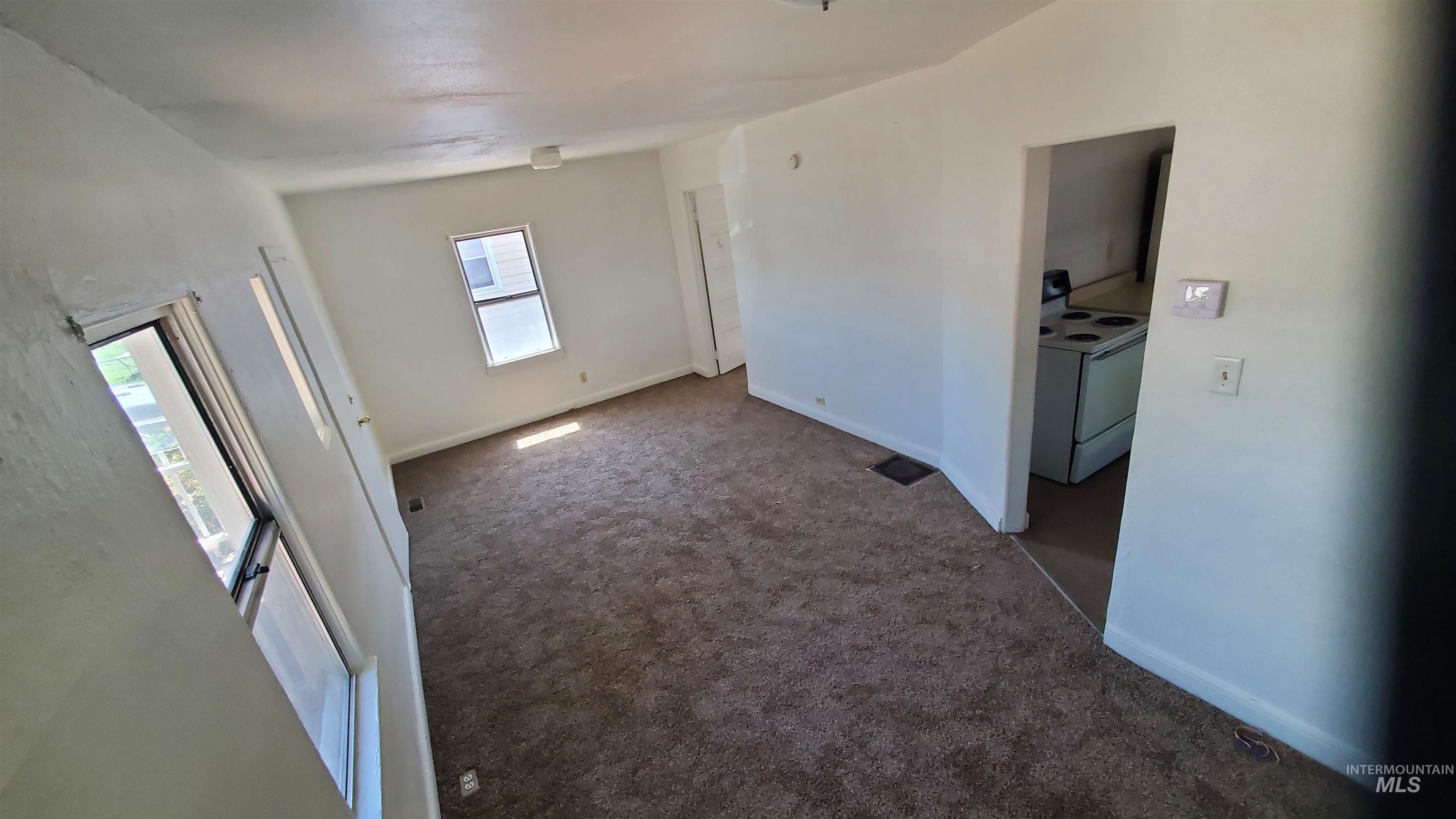 319 Jackson St Property Photo 4