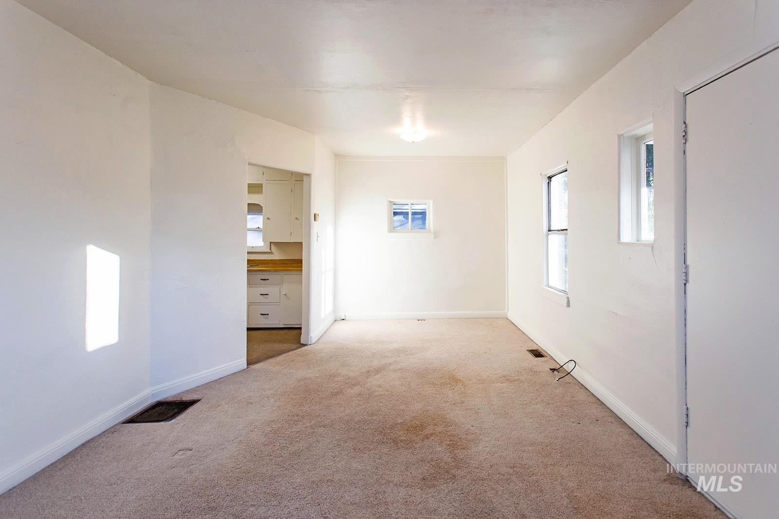 319 Jackson St Property Photo 6