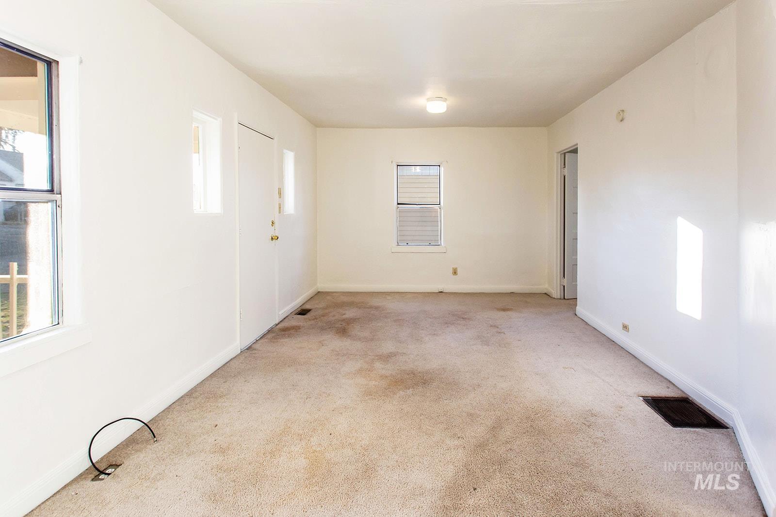 319 Jackson St Property Photo 7