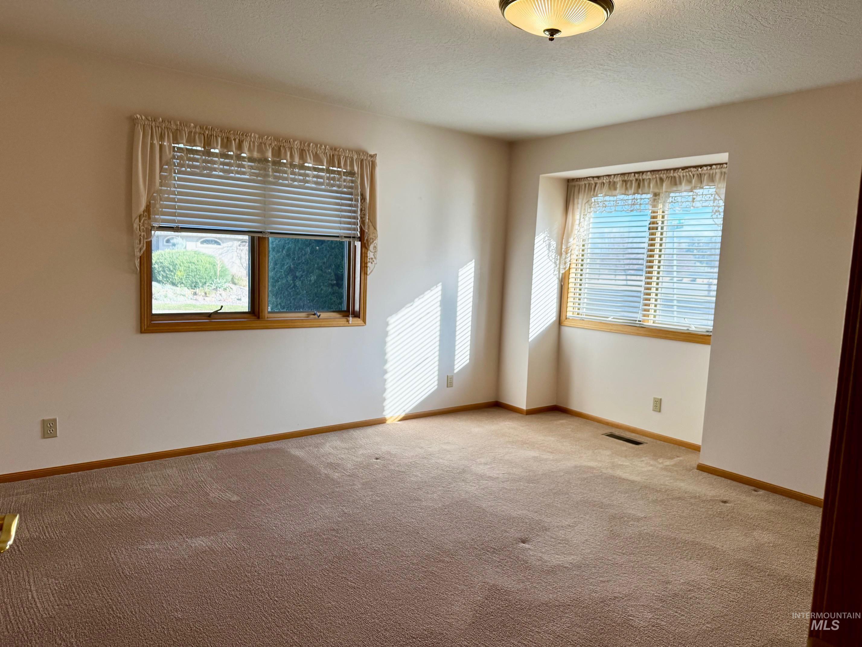 1142 Fairview Ave Property Photo 24