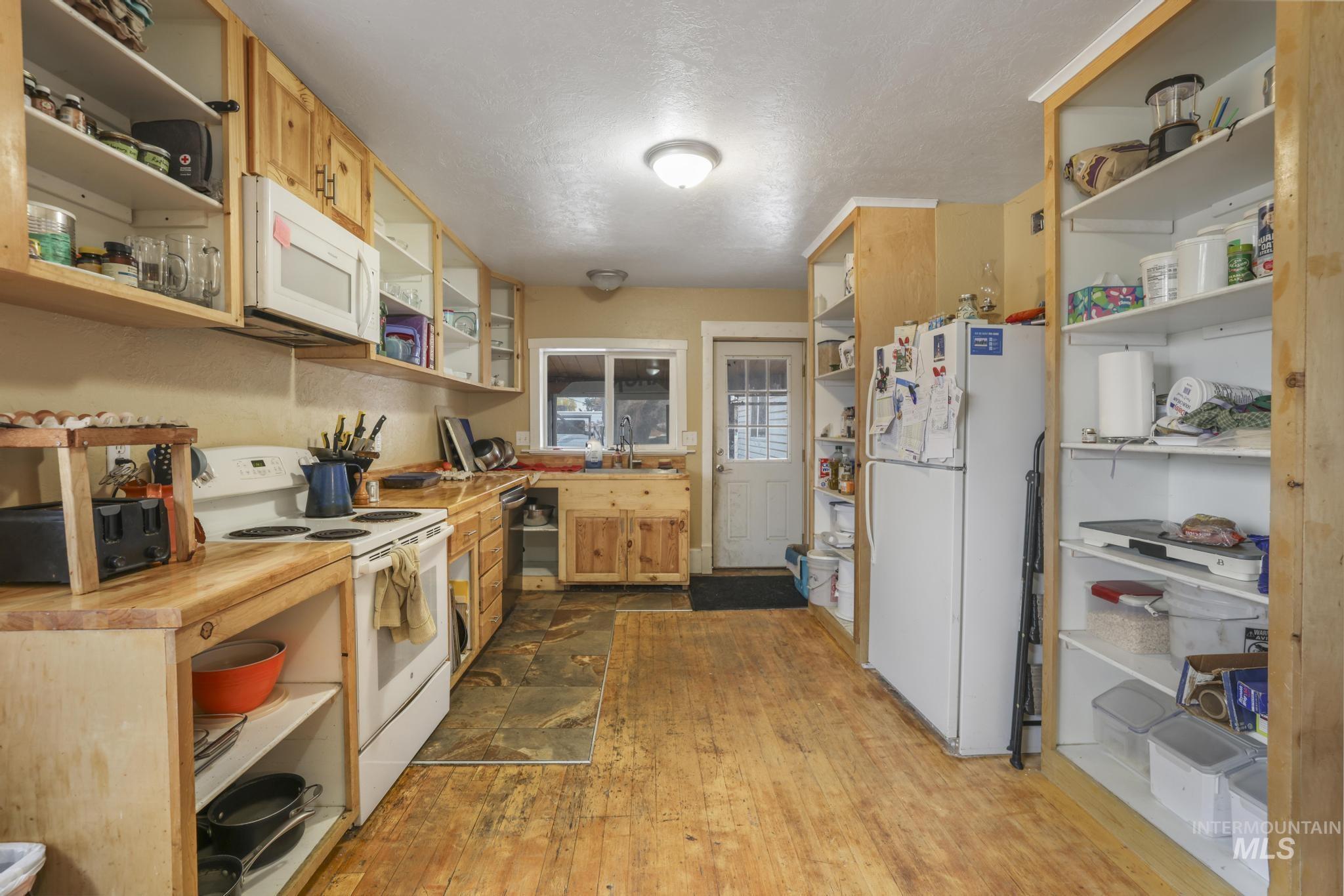 409 1st St E Property Photo 2