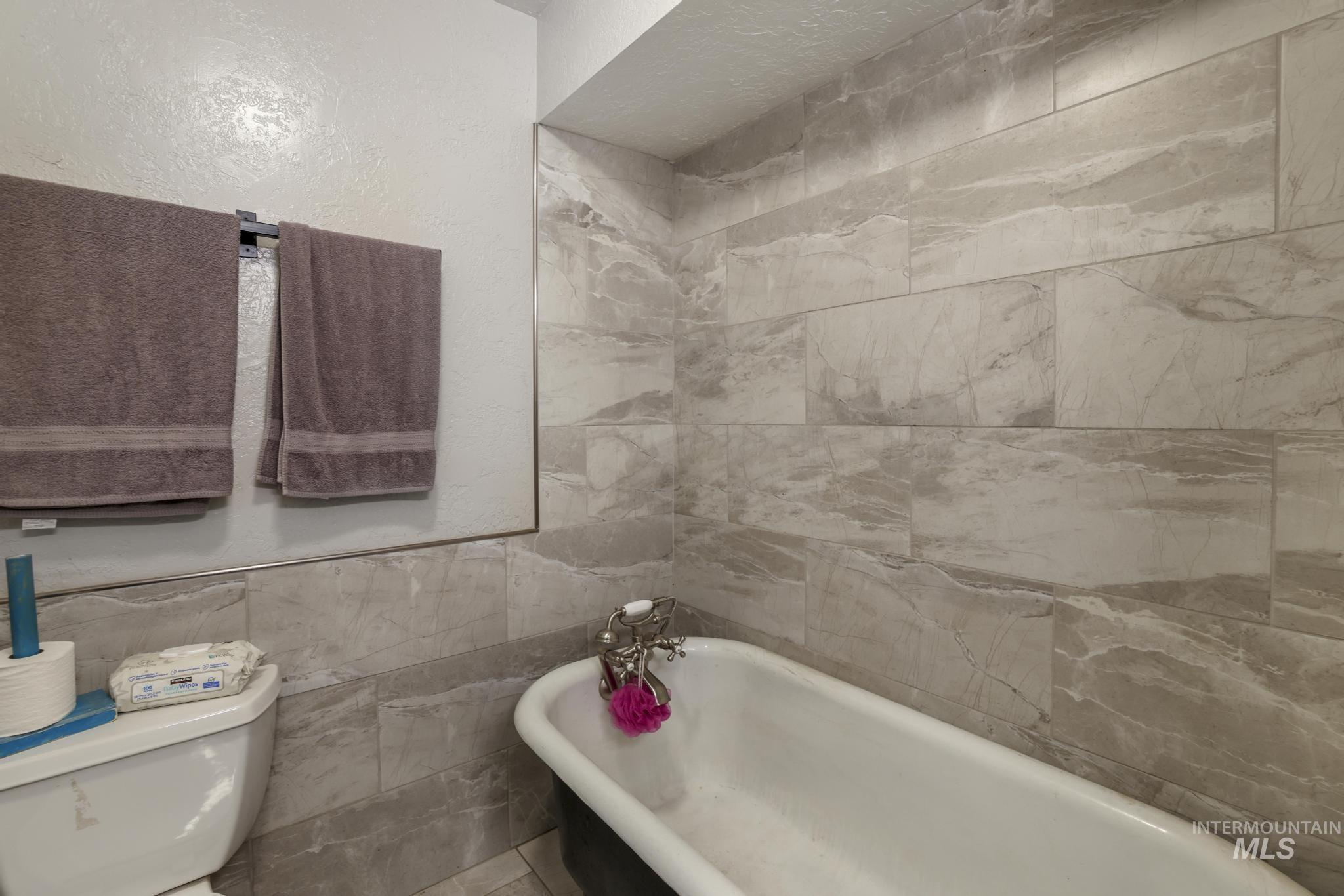 409 1st St E Property Photo 9