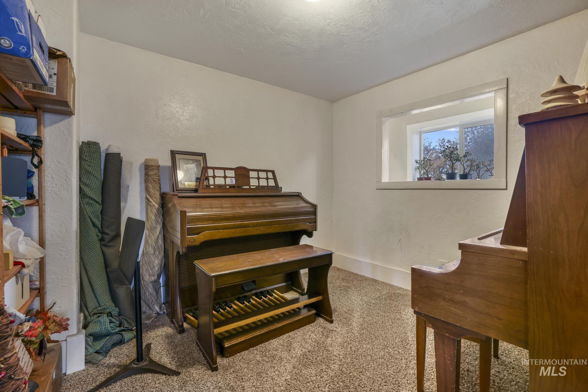 409 1st St E Property Photo 11