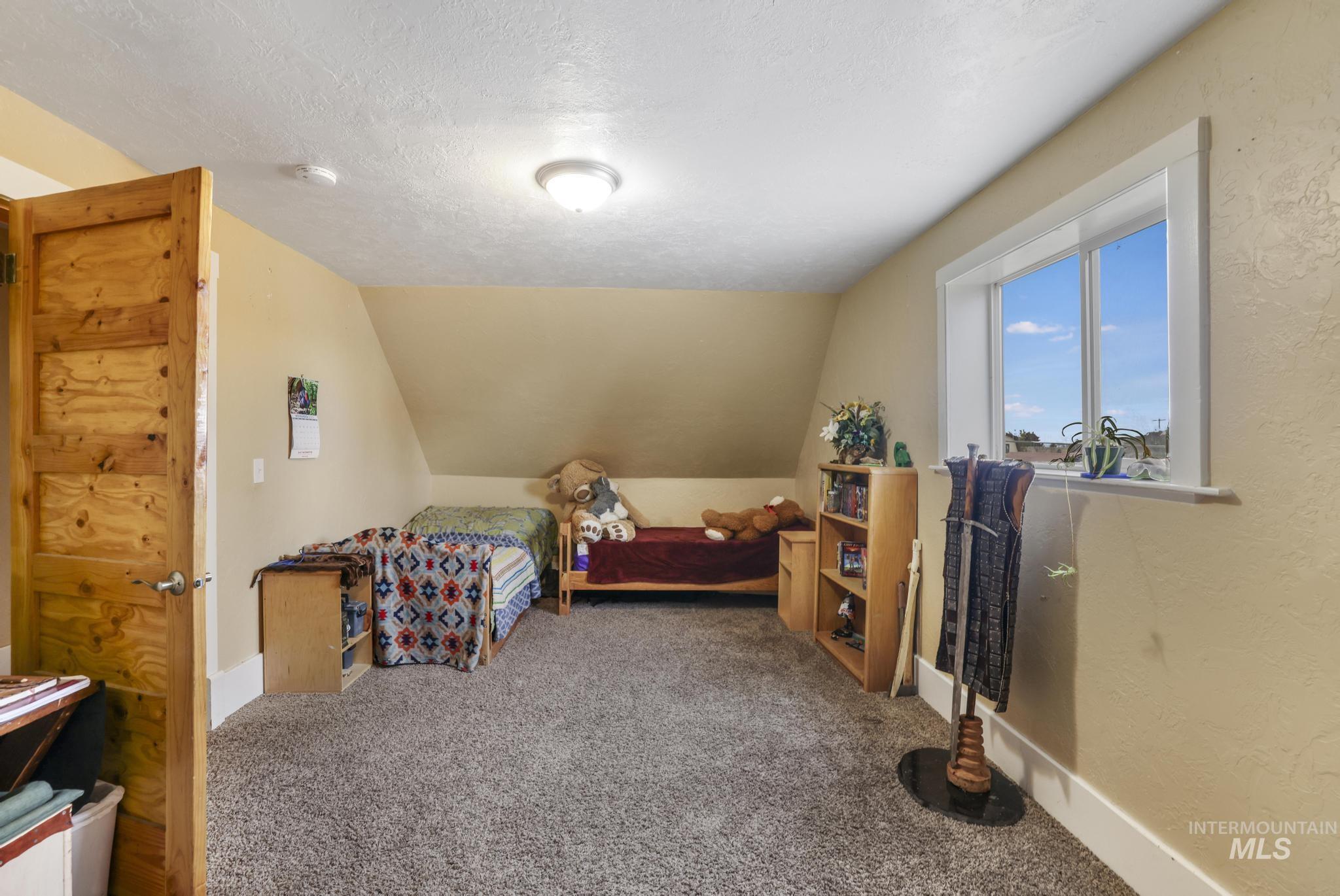 409 1st St E Property Photo 14