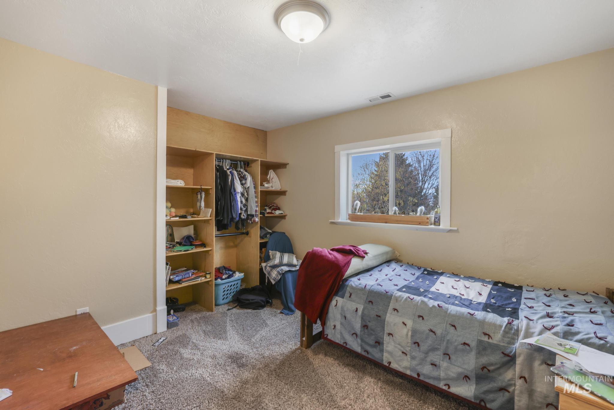 409 1st St E Property Photo 16