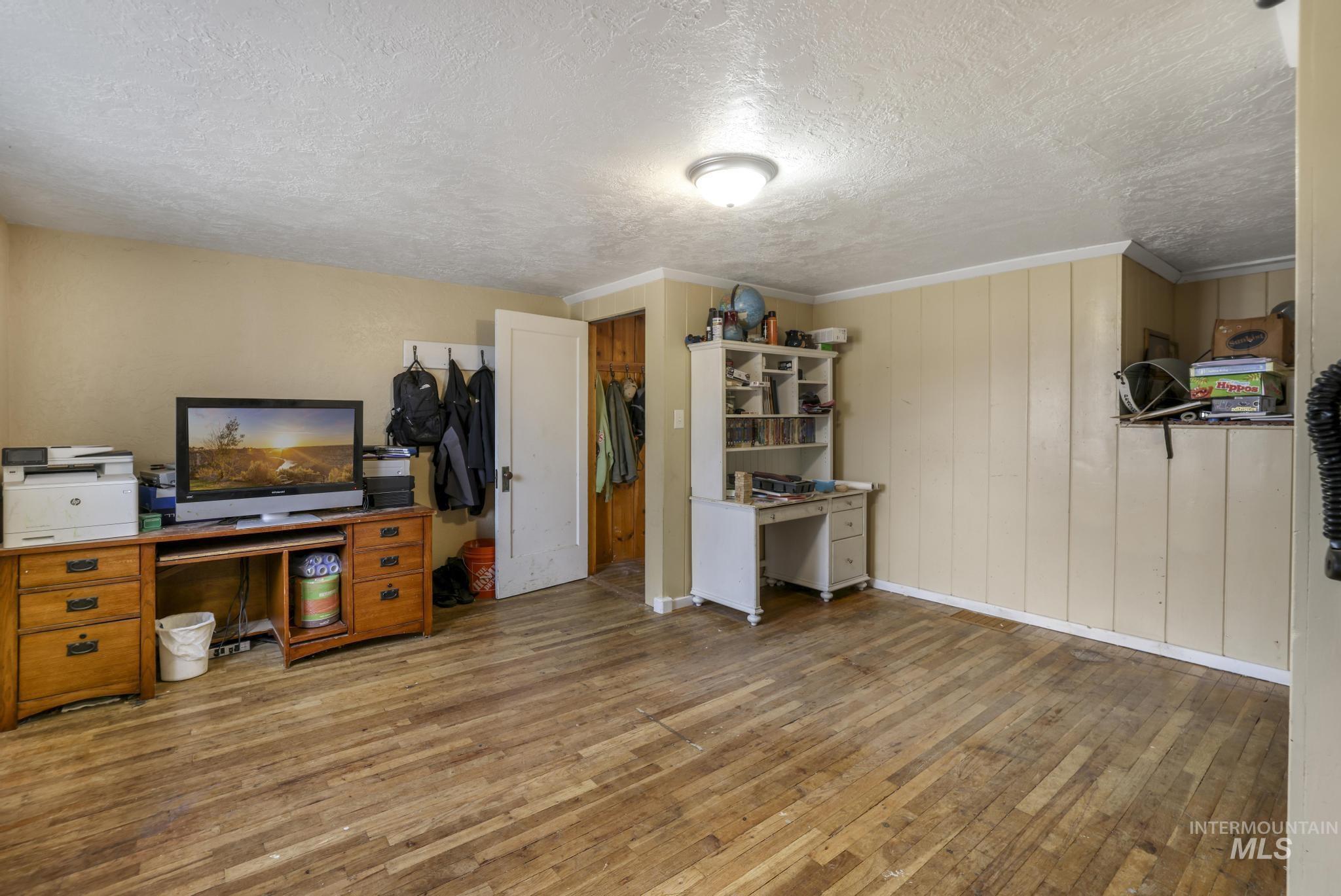 409 1st St E Property Photo 19