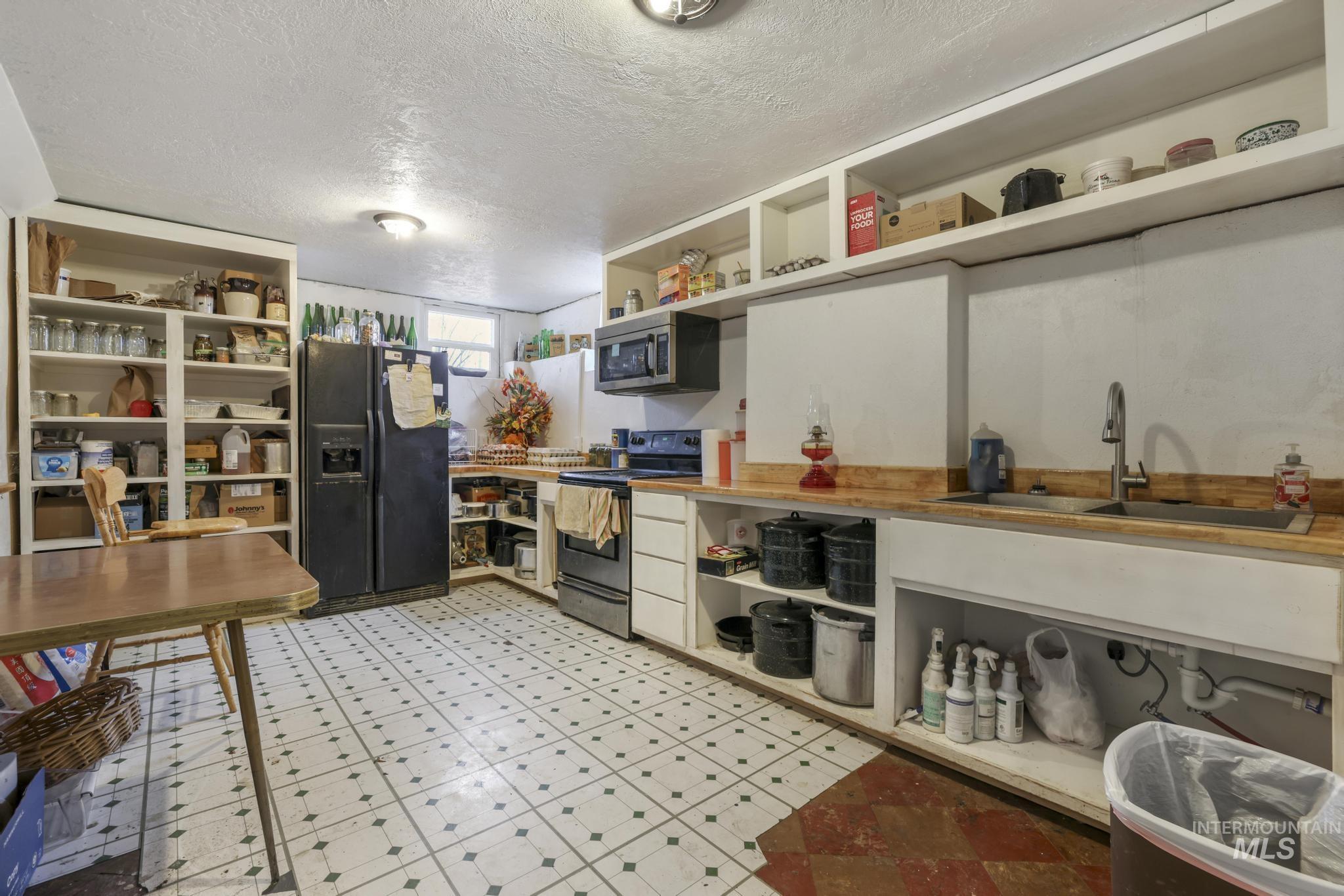 409 1st St E Property Photo 20