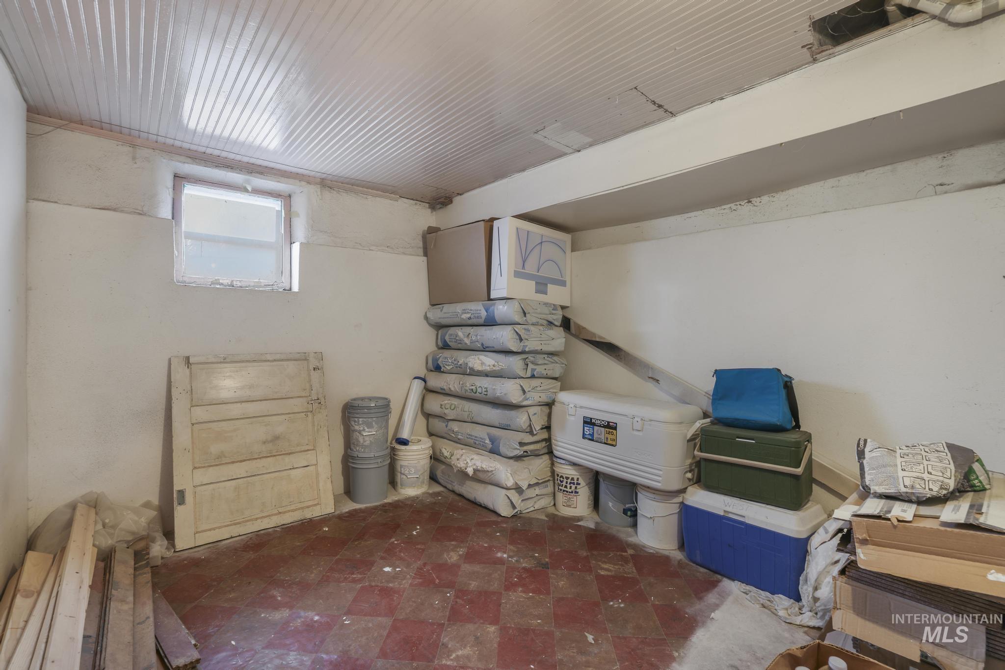 409 1st St E Property Photo 22