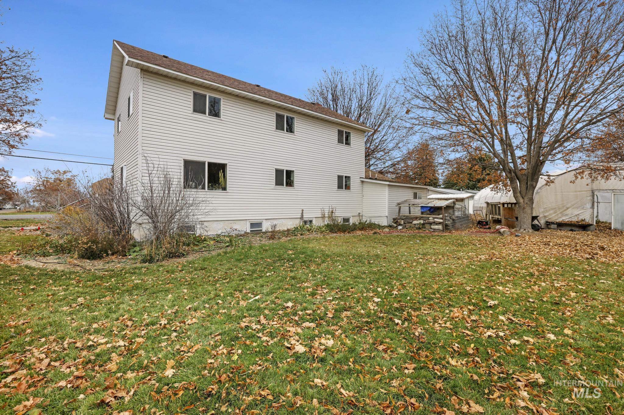 409 1st St E Property Photo 25