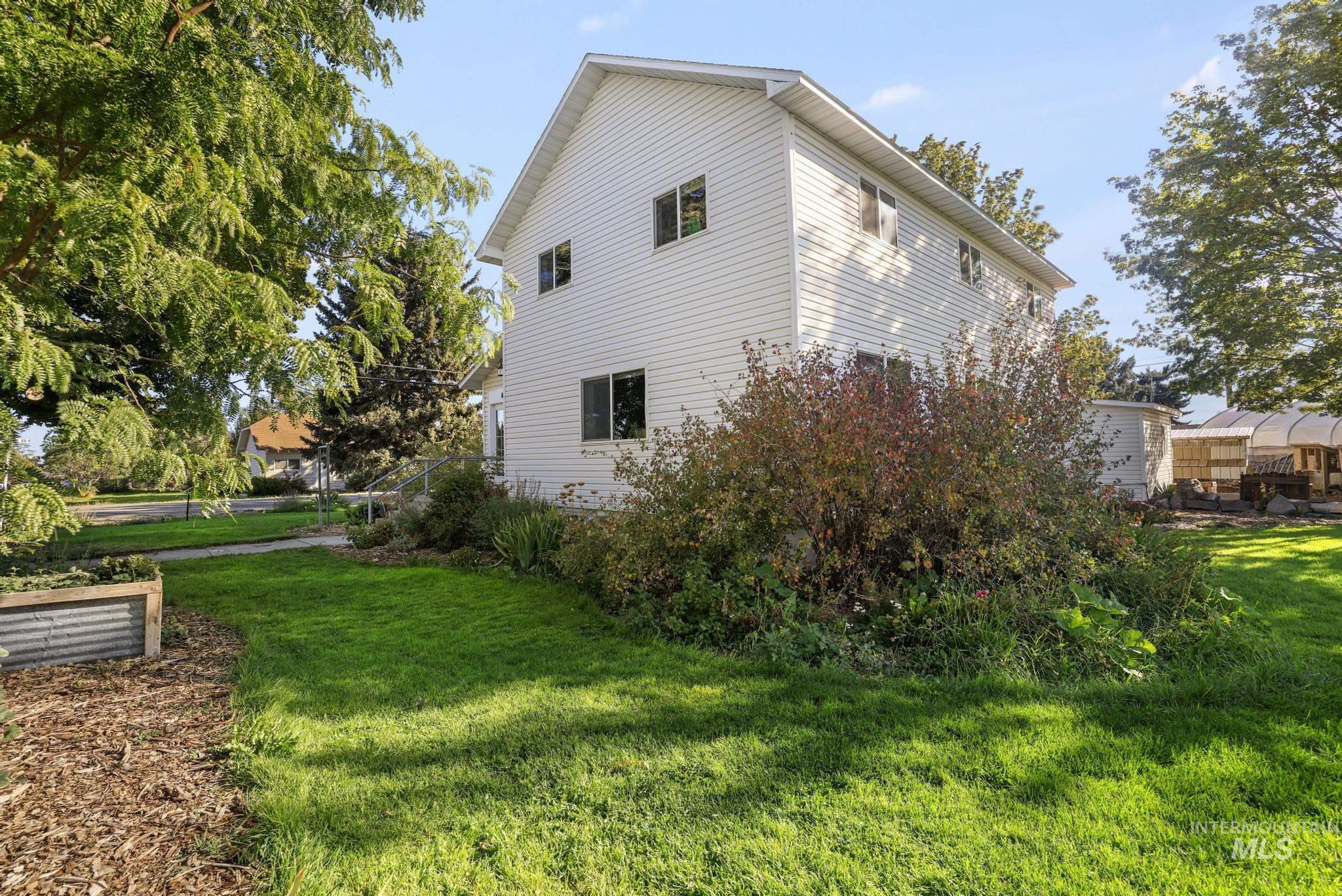 409 1st St E Property Photo 27