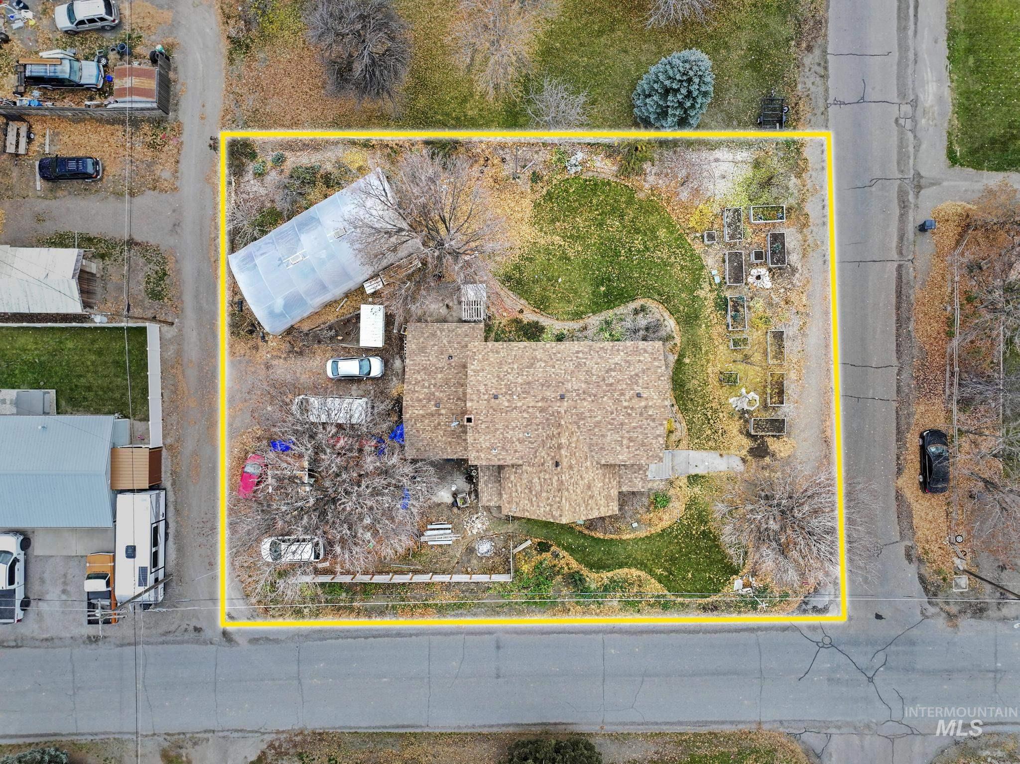 409 1st St E Property Photo 28