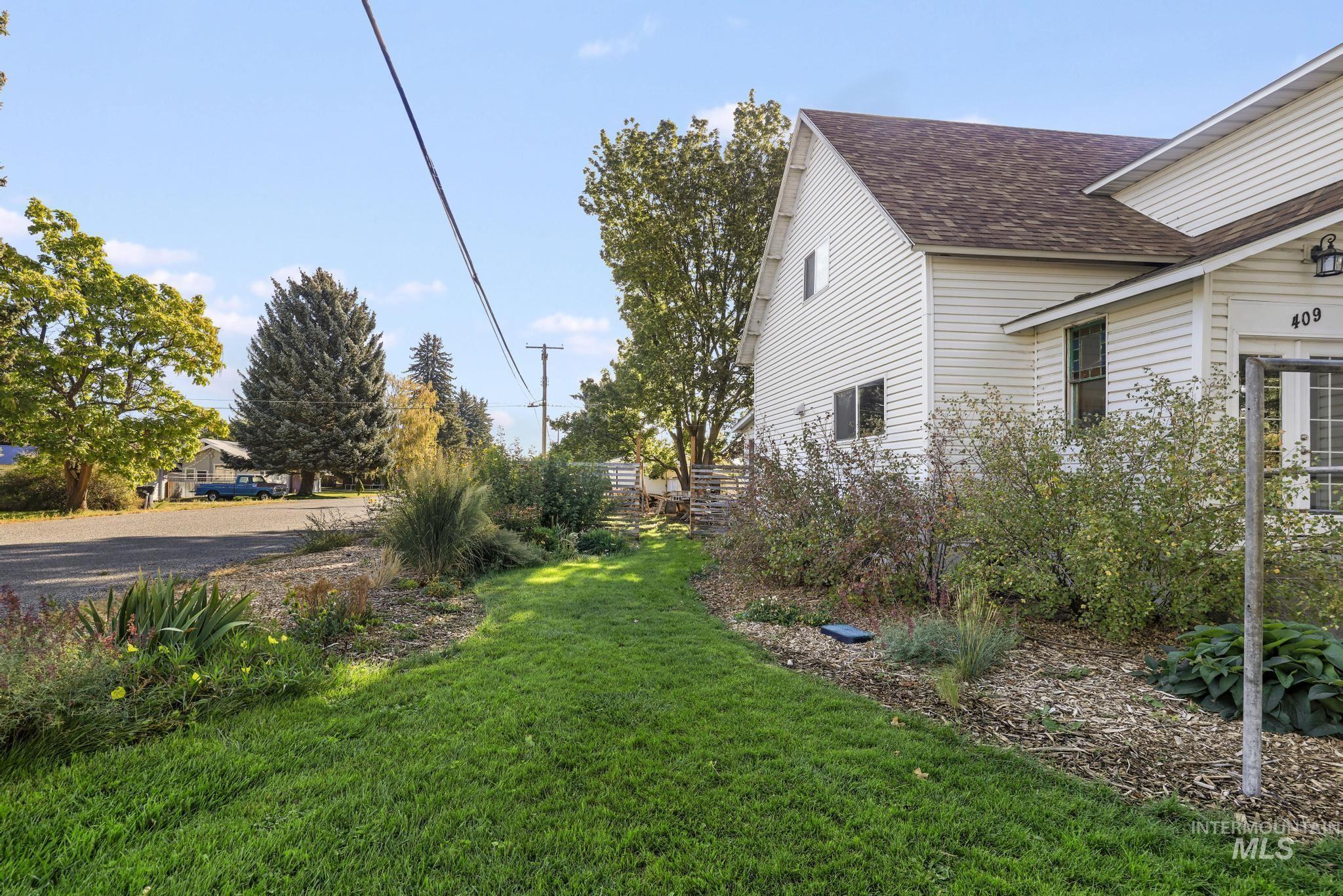 409 1st St E Property Photo 29