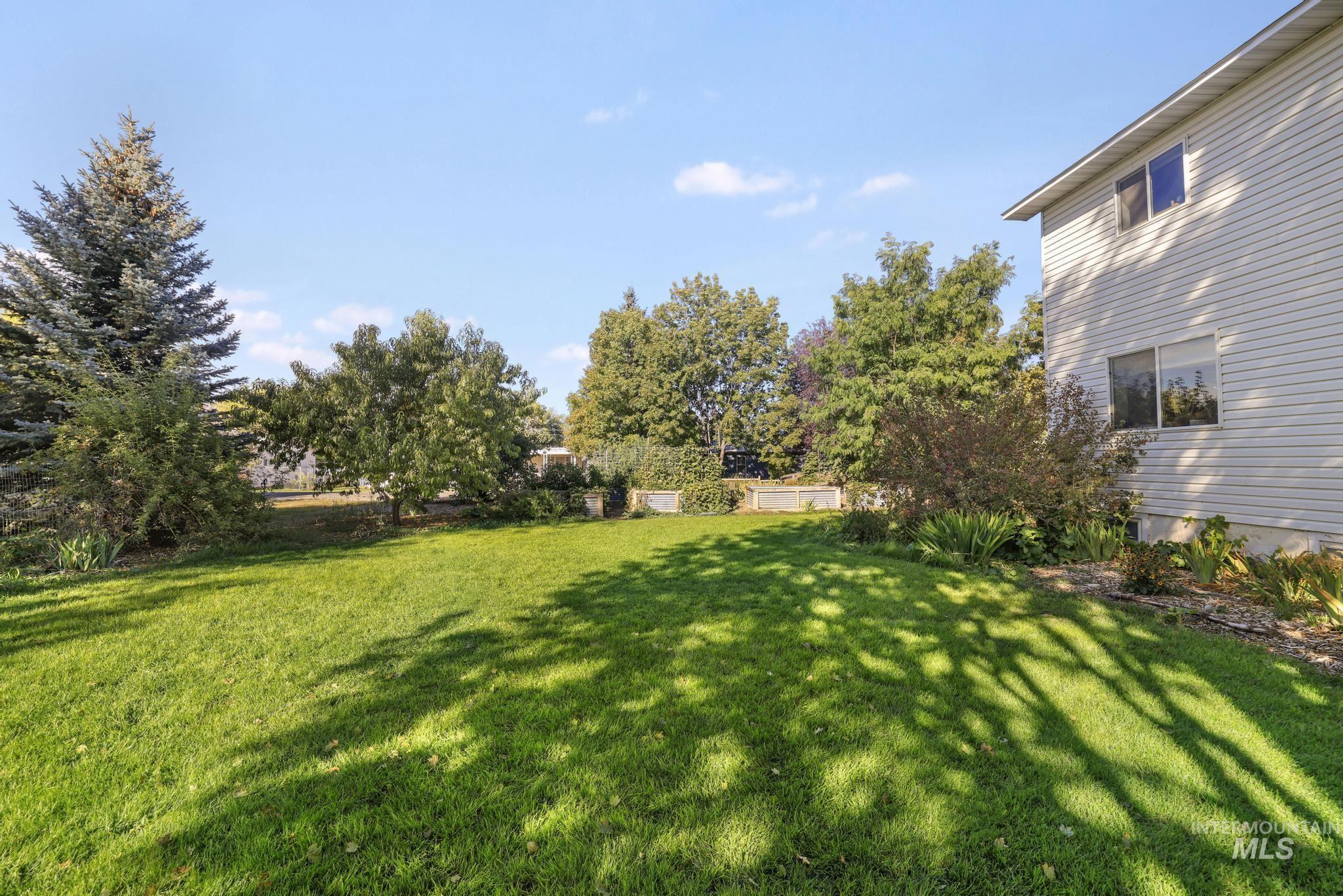 409 1st St E Property Photo 31