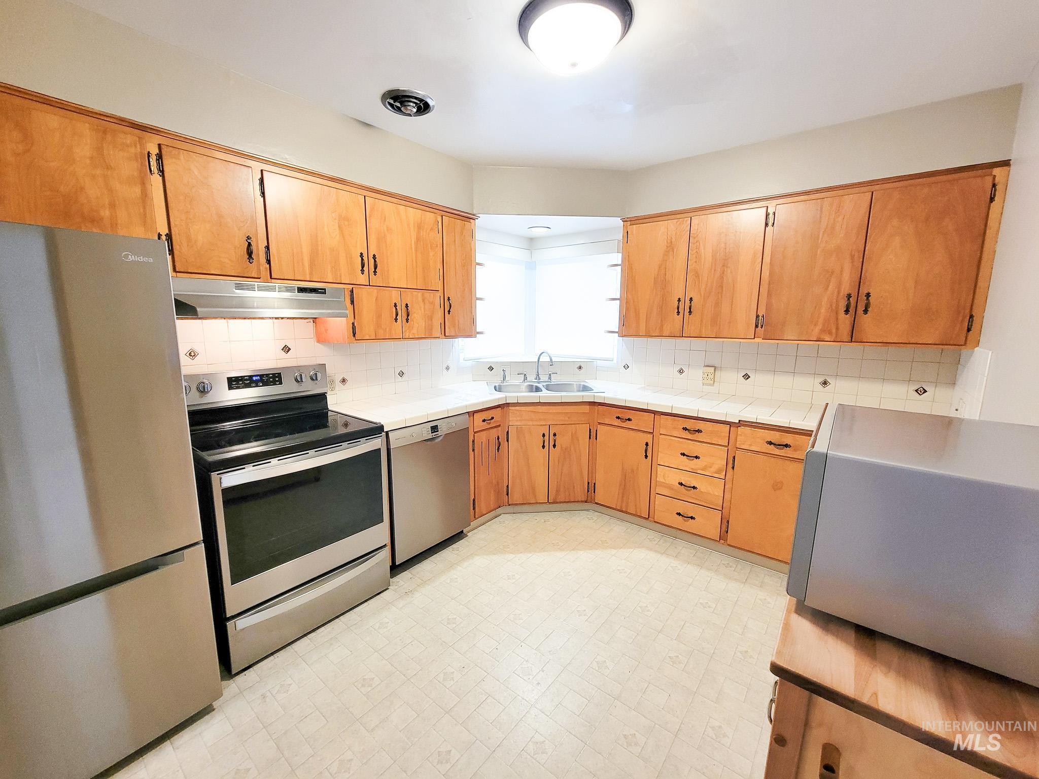 618 Highland Property Photo 8