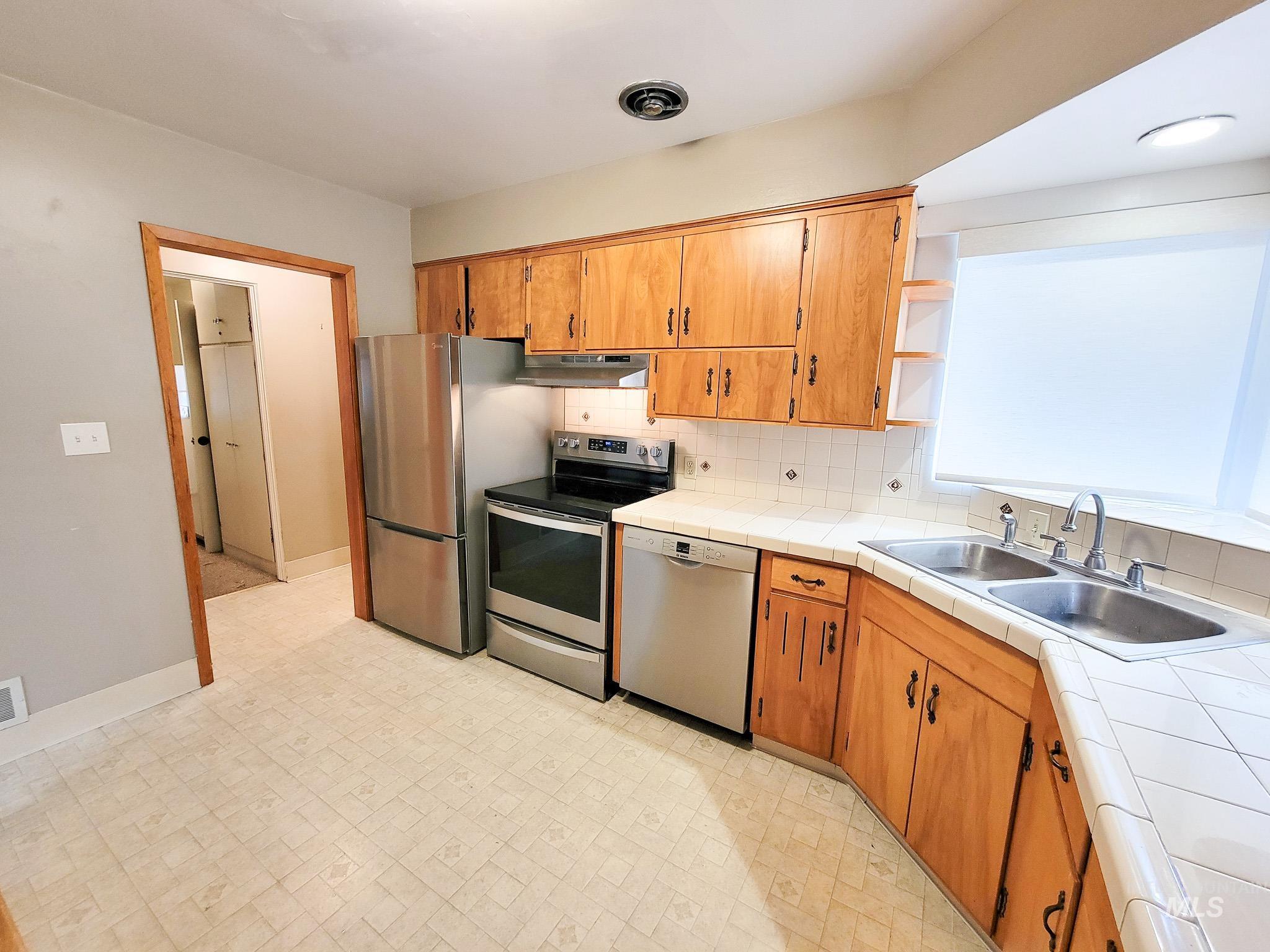 618 Highland Property Photo 9