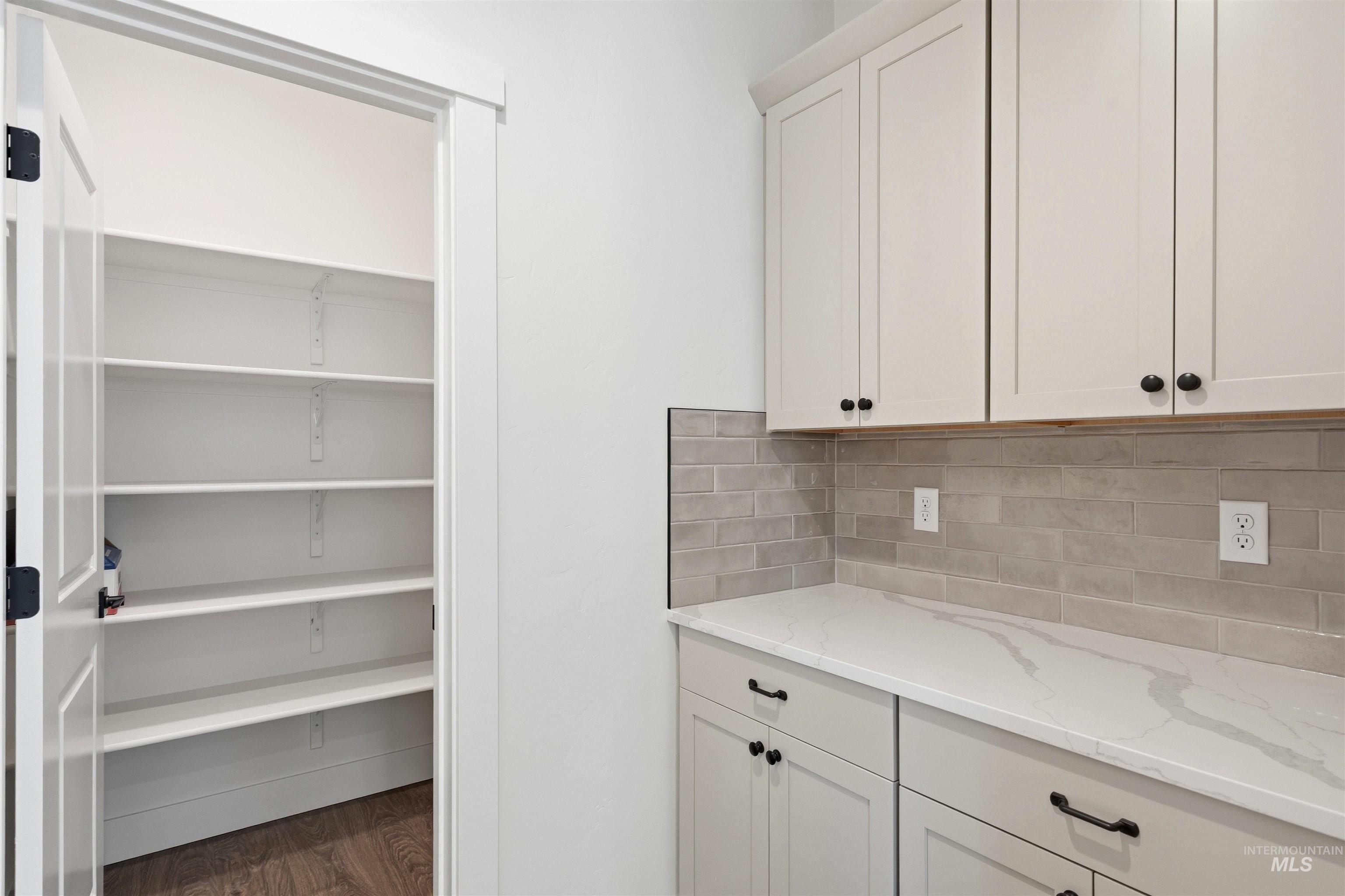 5702 N Chestnut Hill Way Property Photo 9