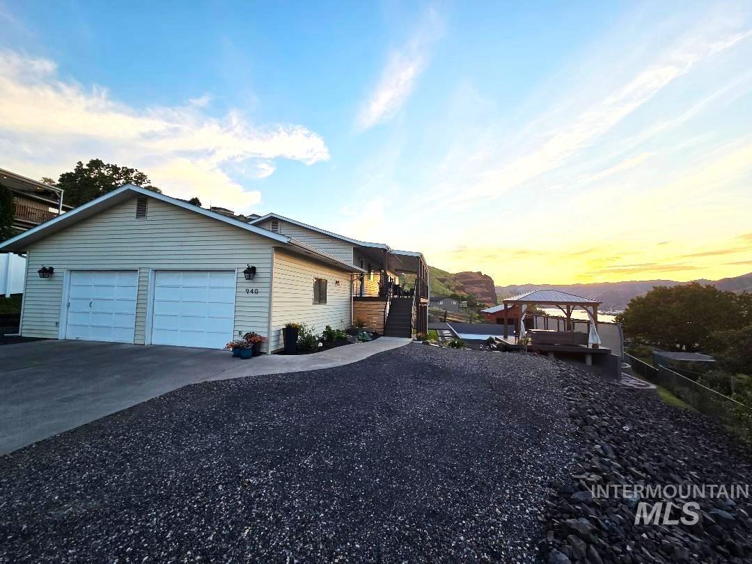 940 Coulter Ln Property Photo 1