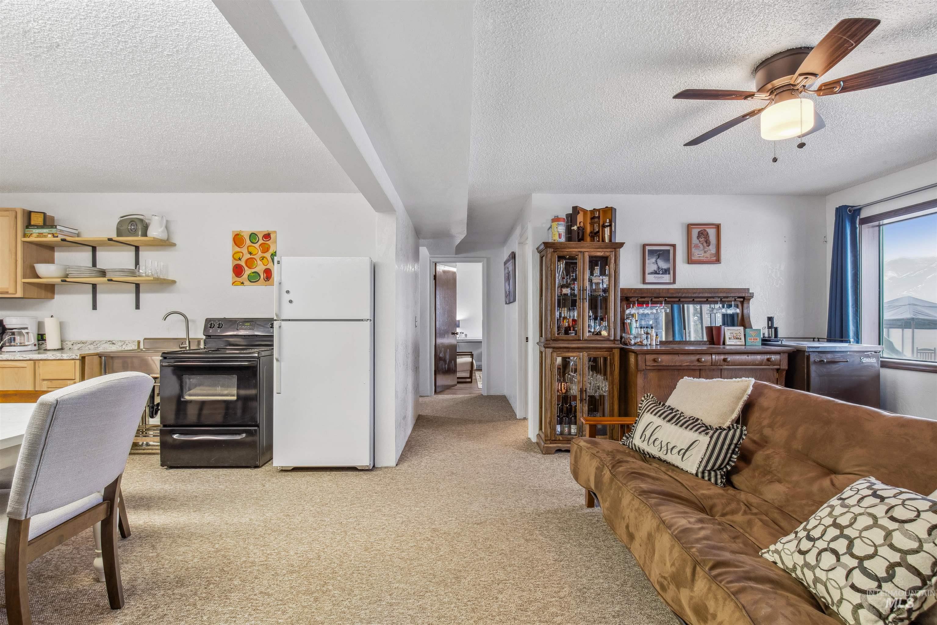 940 Coulter Ln Property Photo 38