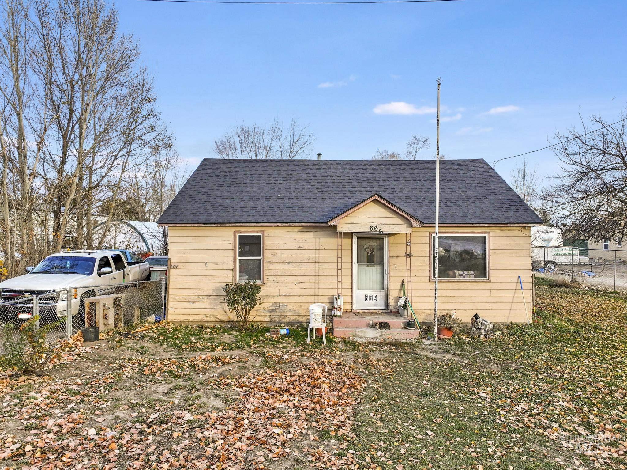 669 Locust St S Property Photo 1