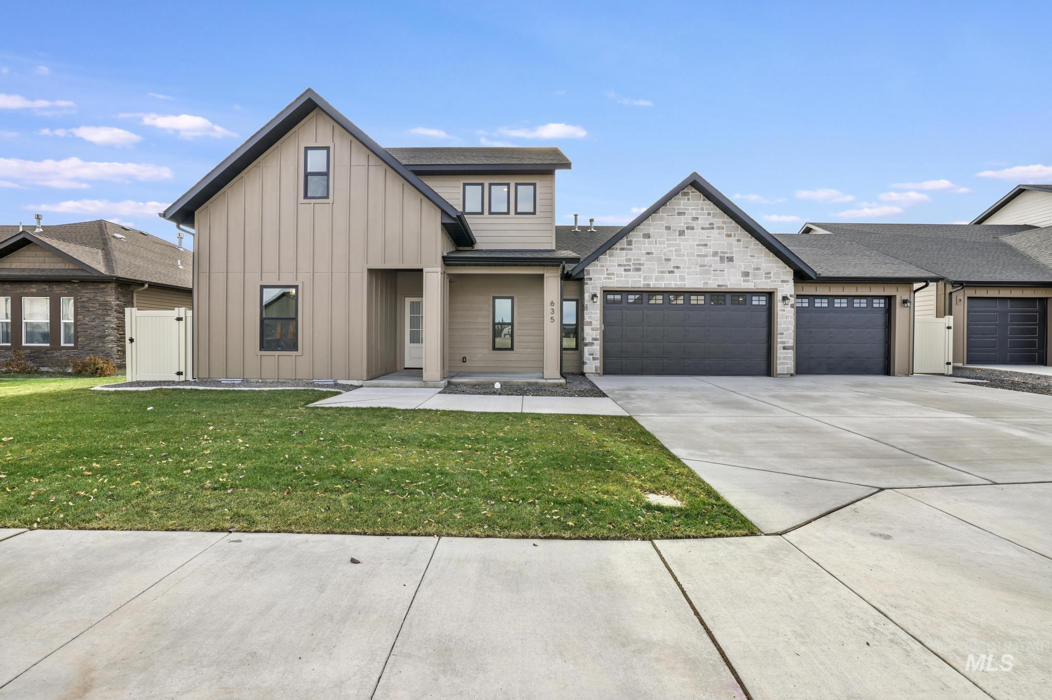 635 Canyon Crest Drive W. Property Photo 2