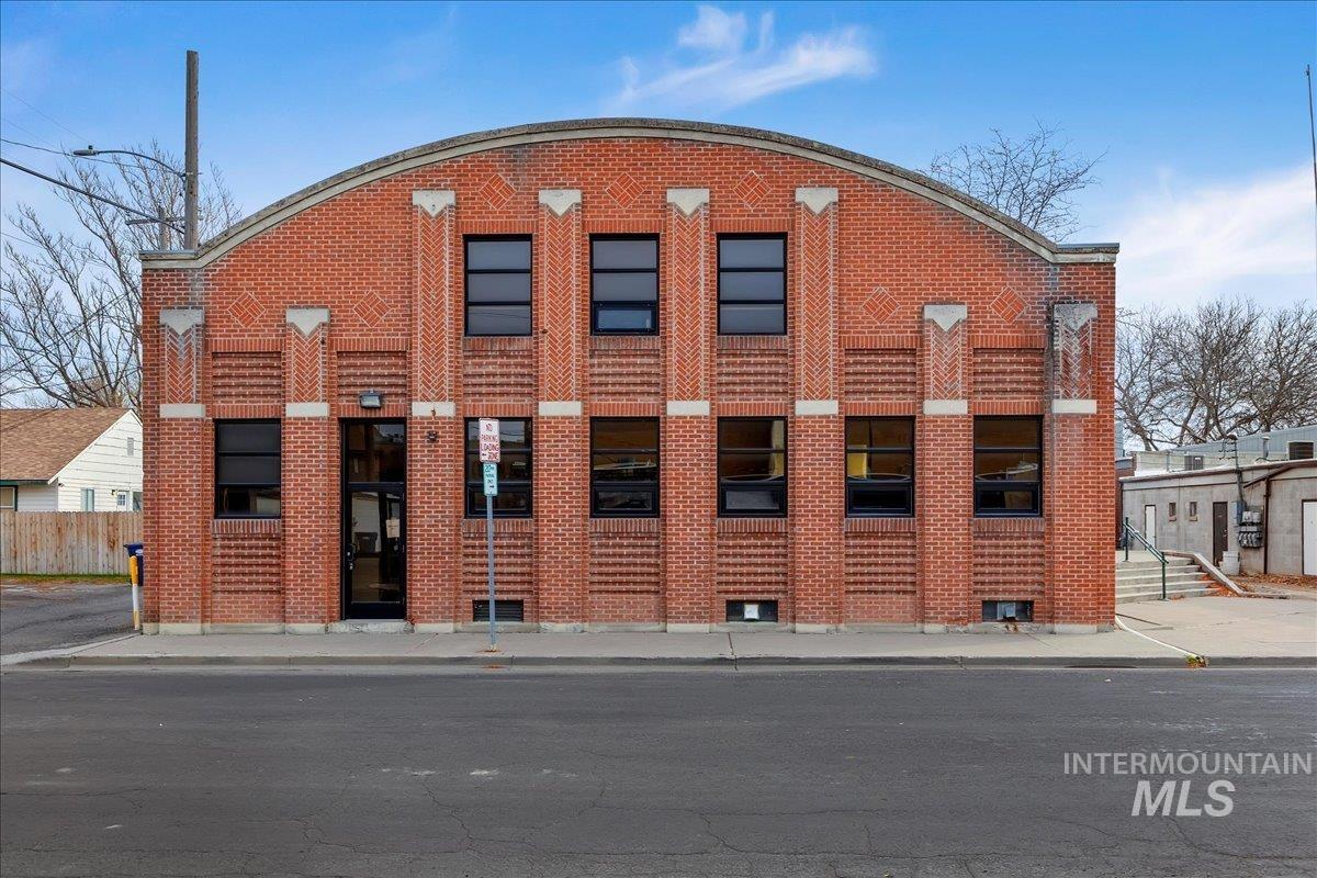 324 Hansen St E Property Photo 1
