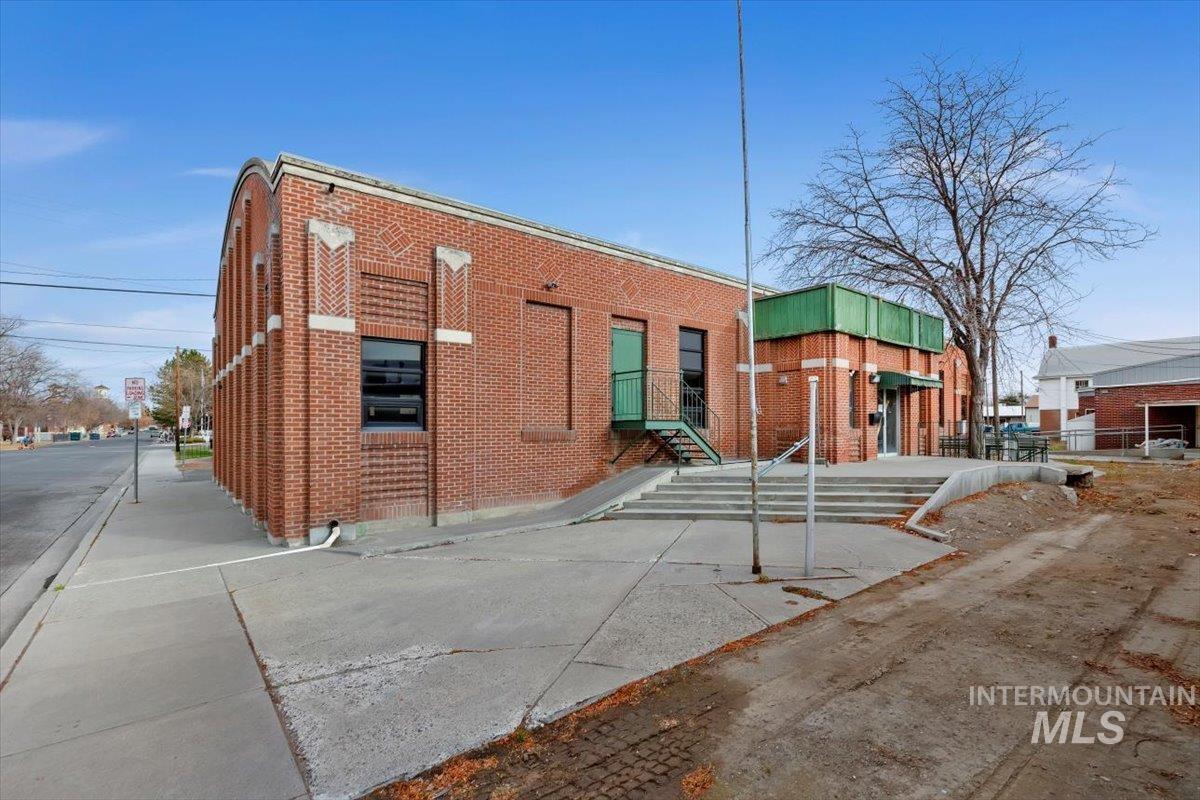 324 Hansen St E Property Photo 4