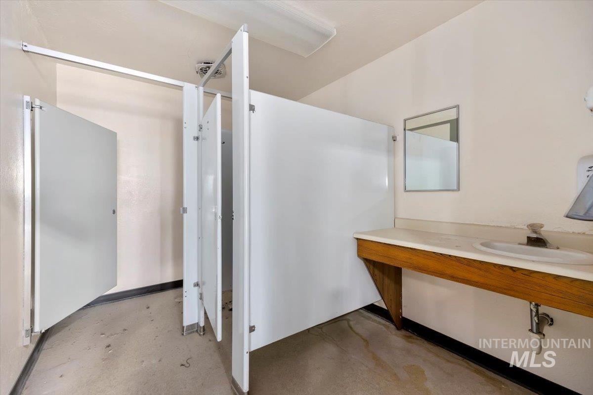 324 Hansen St E Property Photo 10