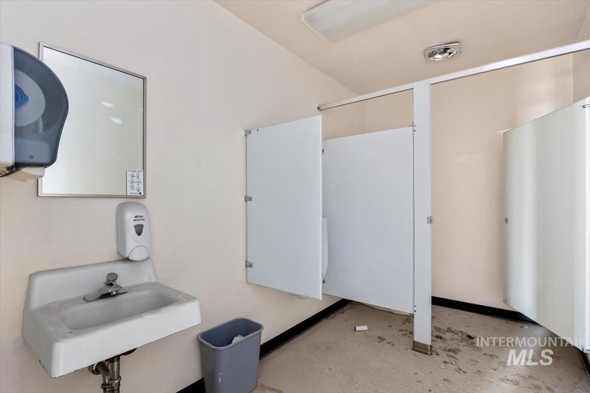 324 Hansen St E Property Photo 11