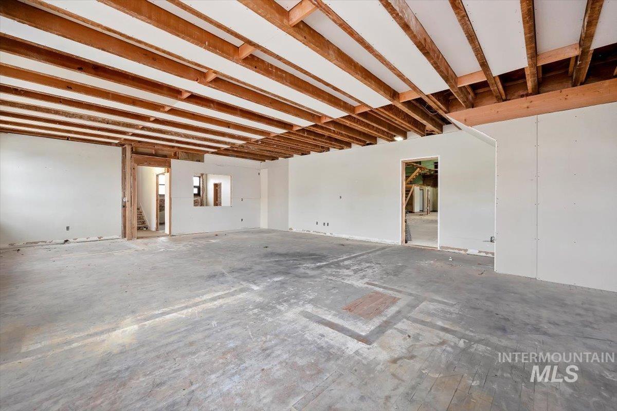 324 Hansen St E Property Photo 13