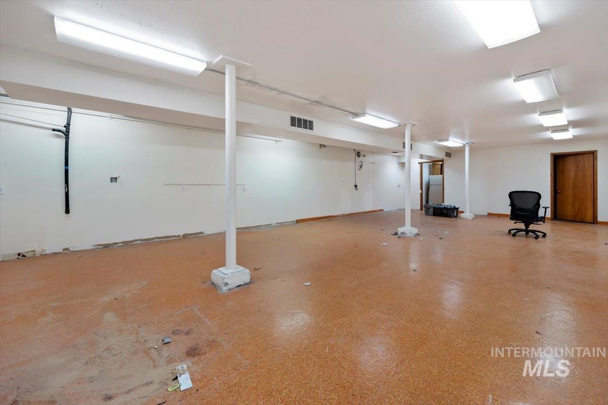 324 Hansen St E Property Photo 18