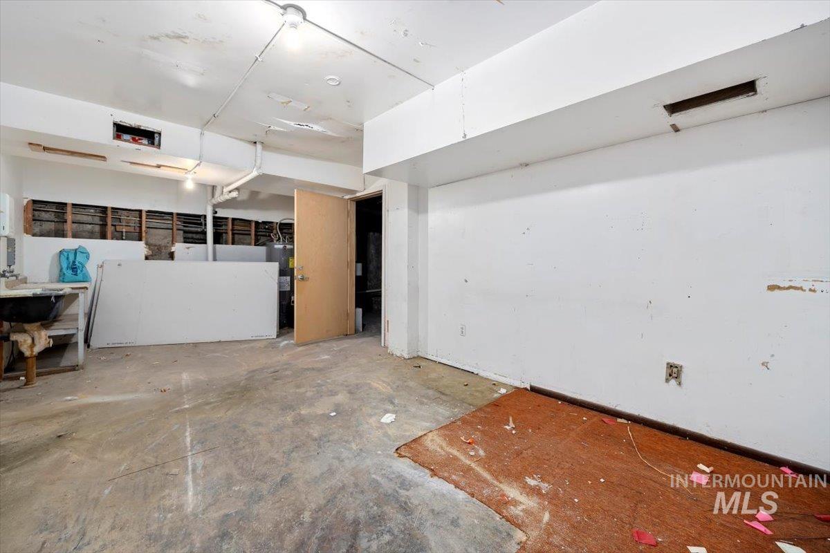 324 Hansen St E Property Photo 25