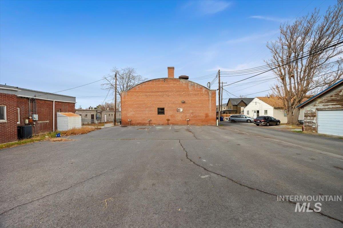 324 Hansen St E Property Photo 27