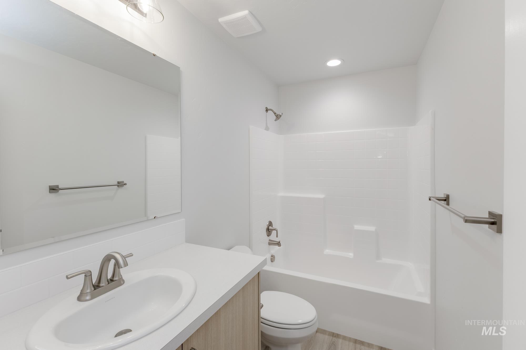 299 N Meadowsweet Ave Property Photo 9