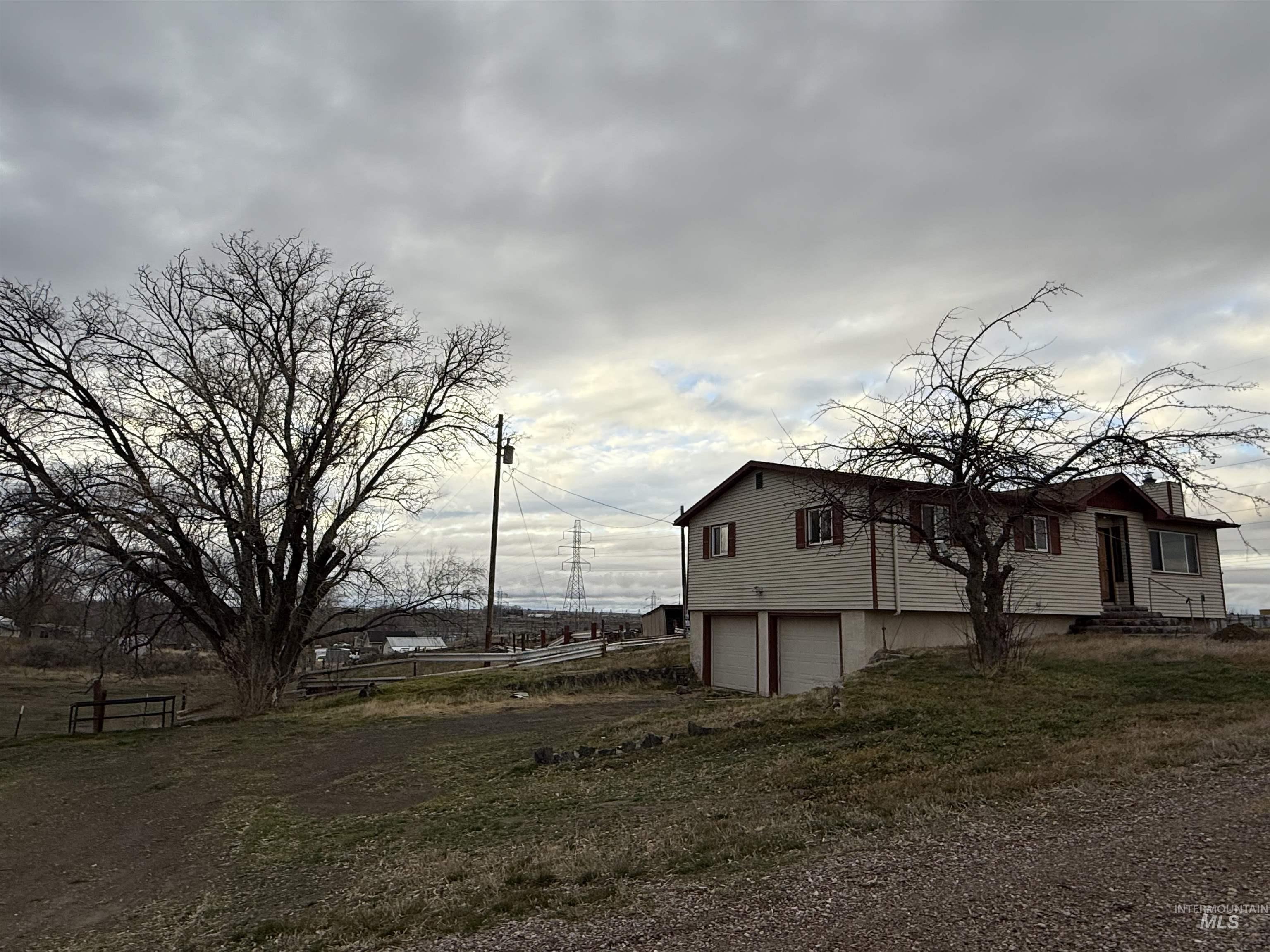 2932 S Arthur Property Photo 2