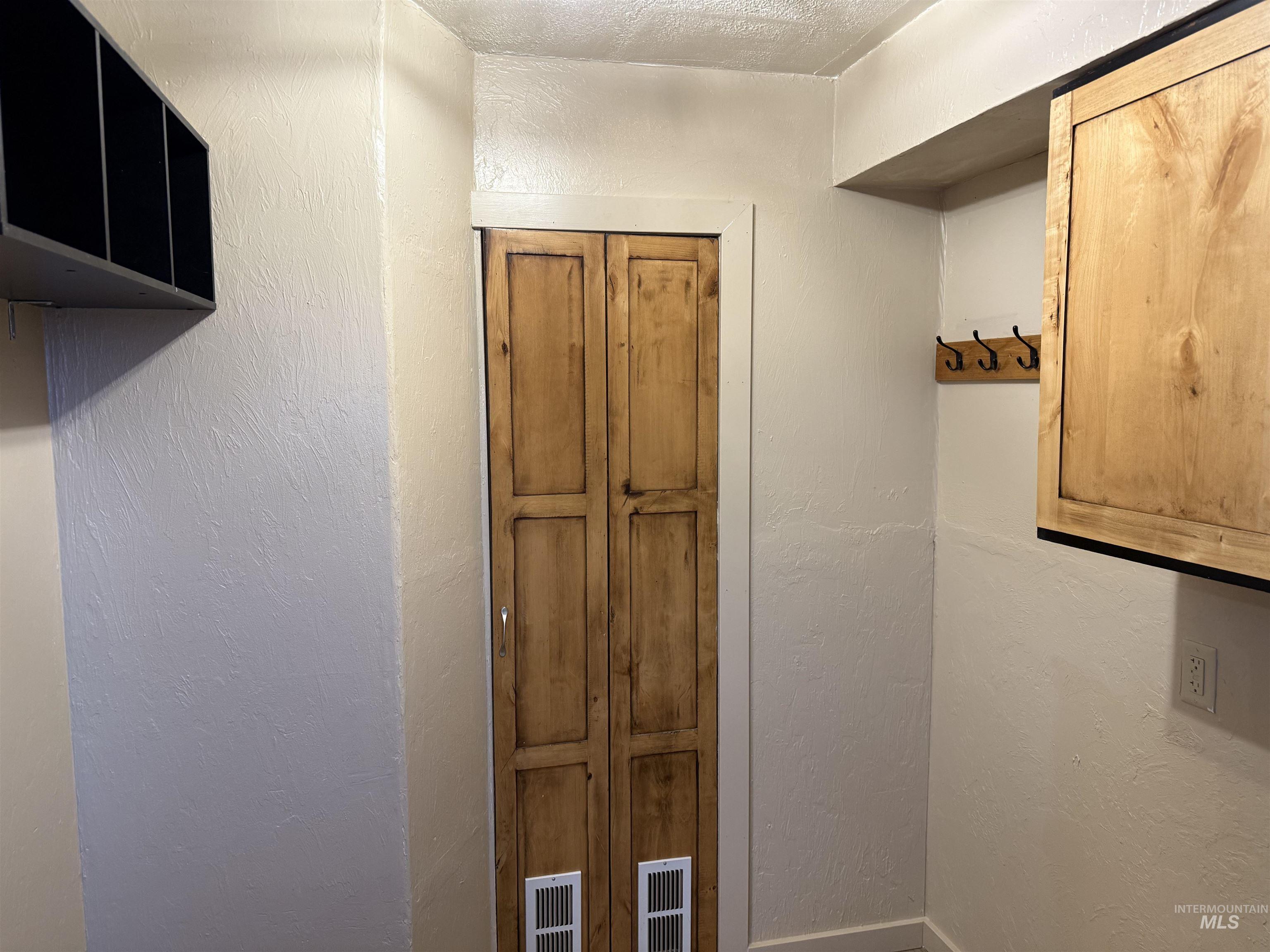 2932 S Arthur Property Photo 8