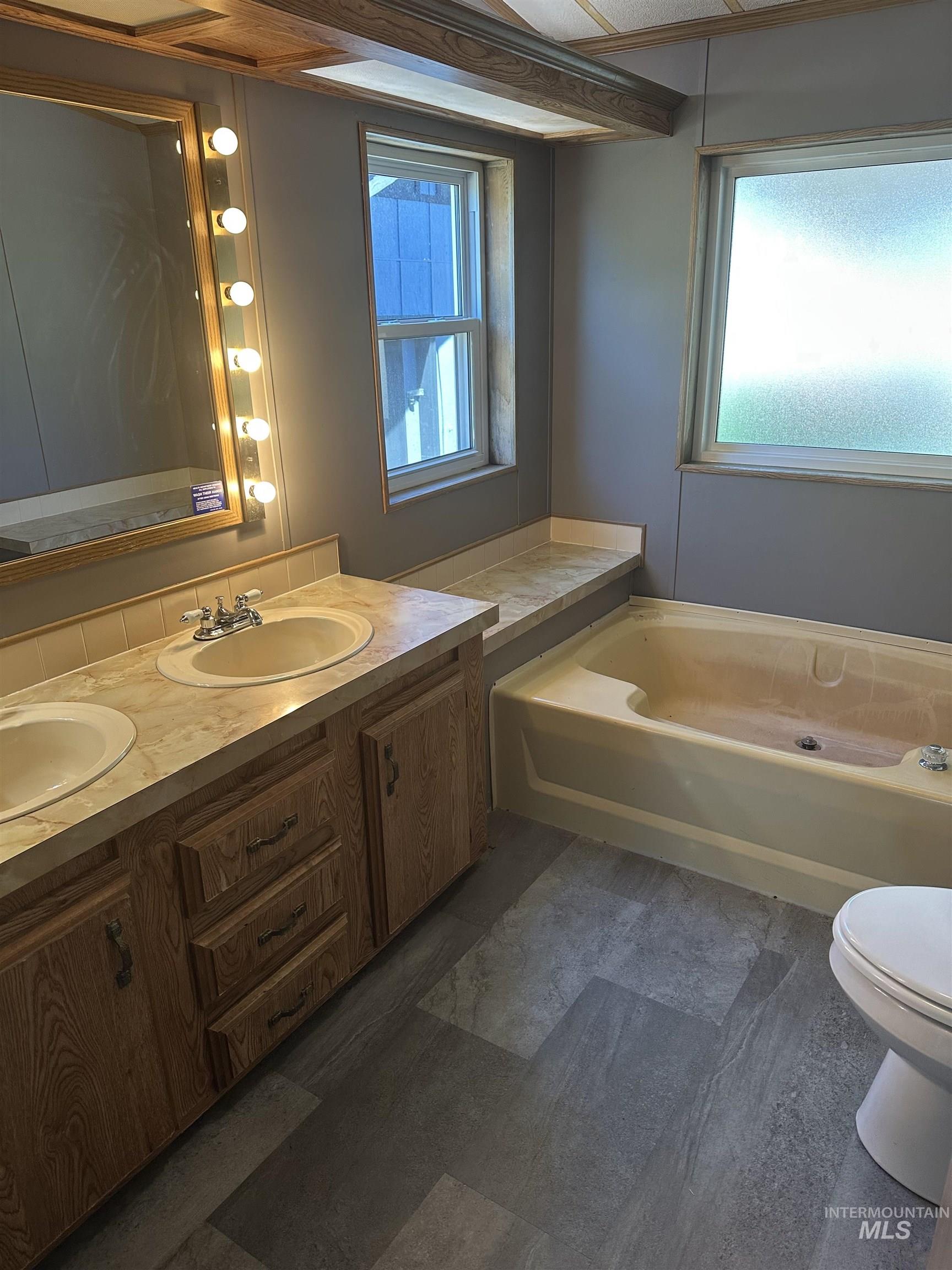 9436 W Glen Ellyn Ln Property Photo 6