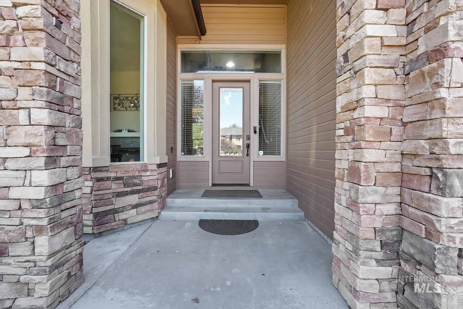 5327 N Red Hills Pl. Property Photo 2