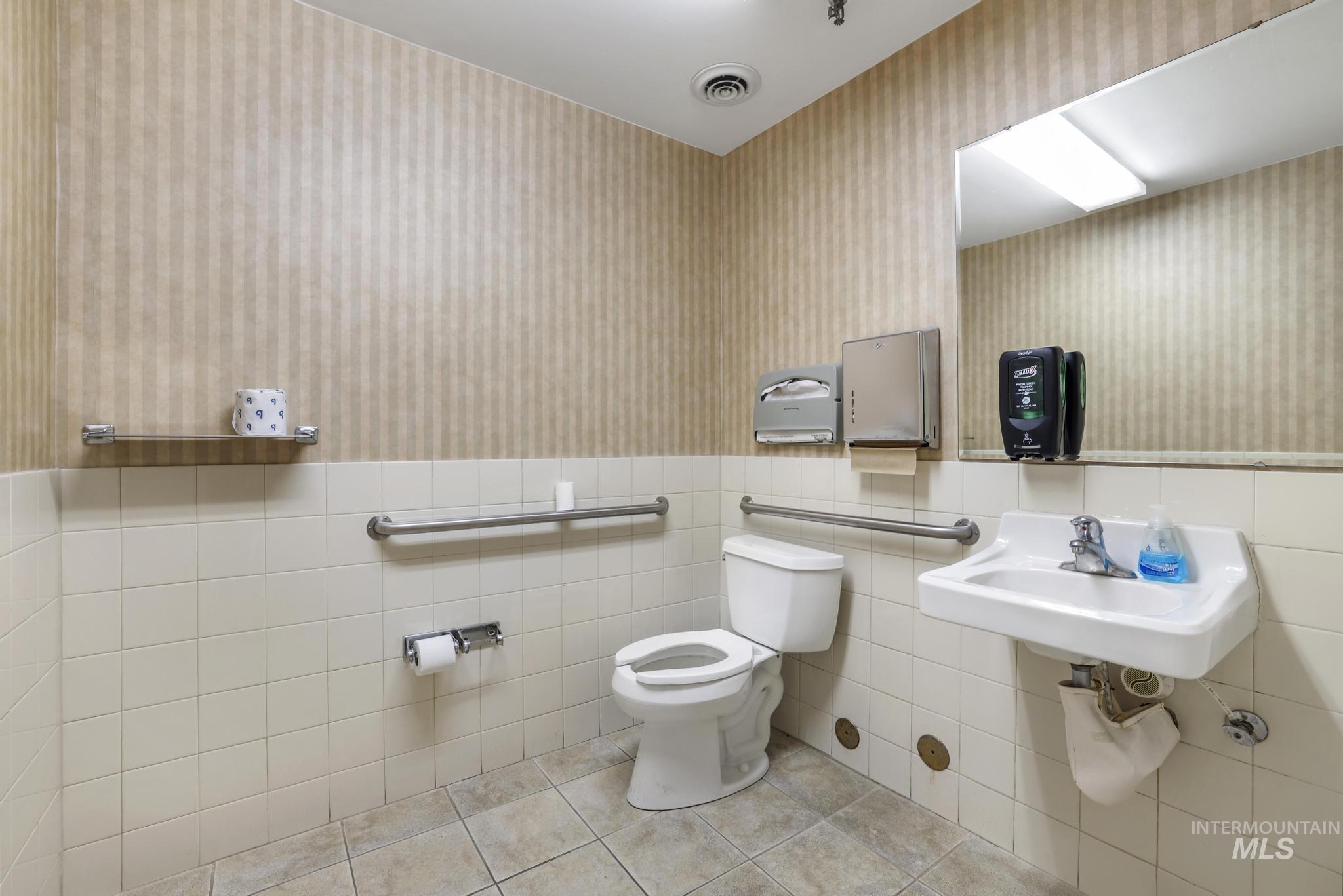 1351 Blue Lakes Blvd Property Photo 8