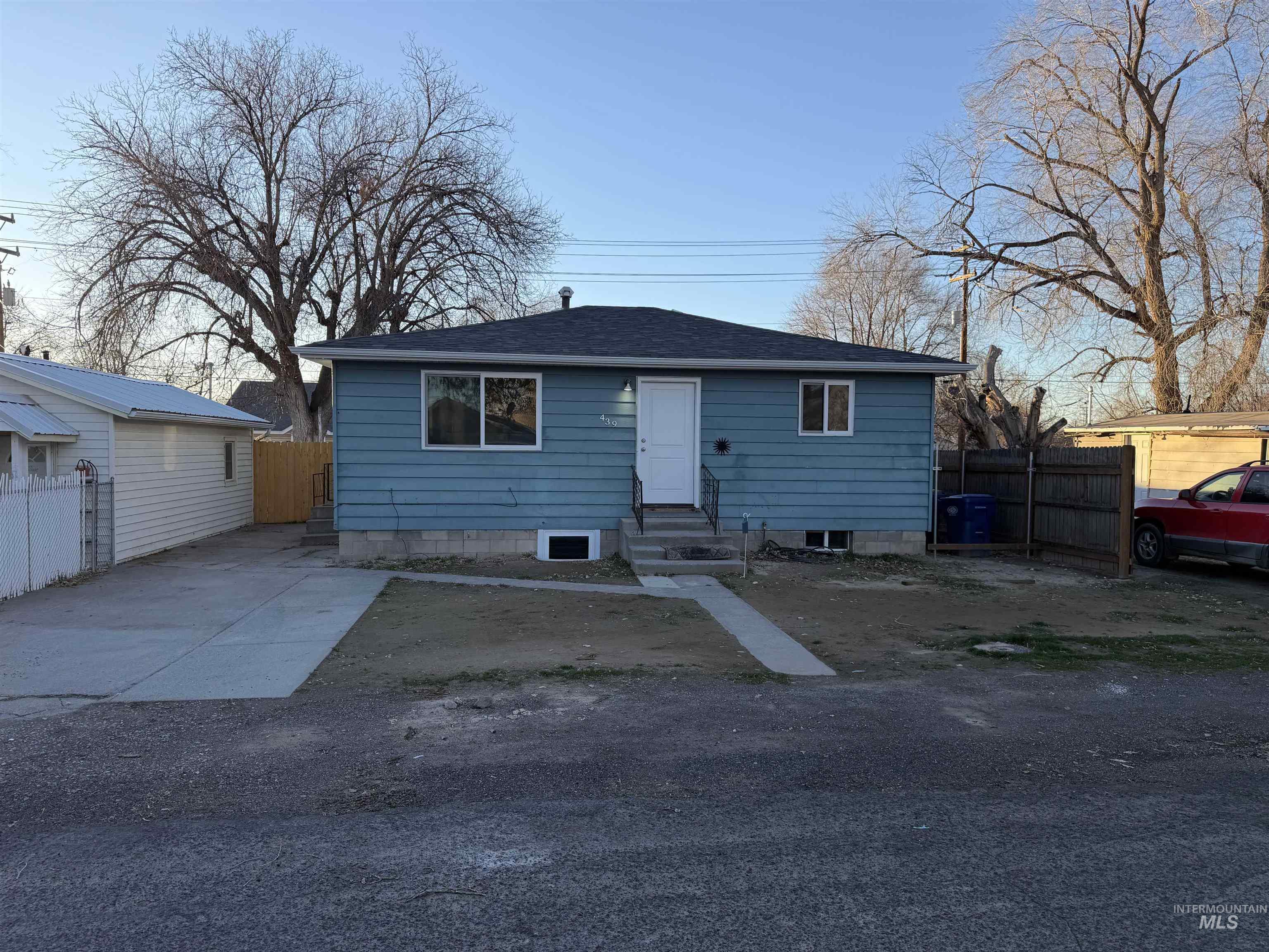 439 Van Buren St Property Photo 1