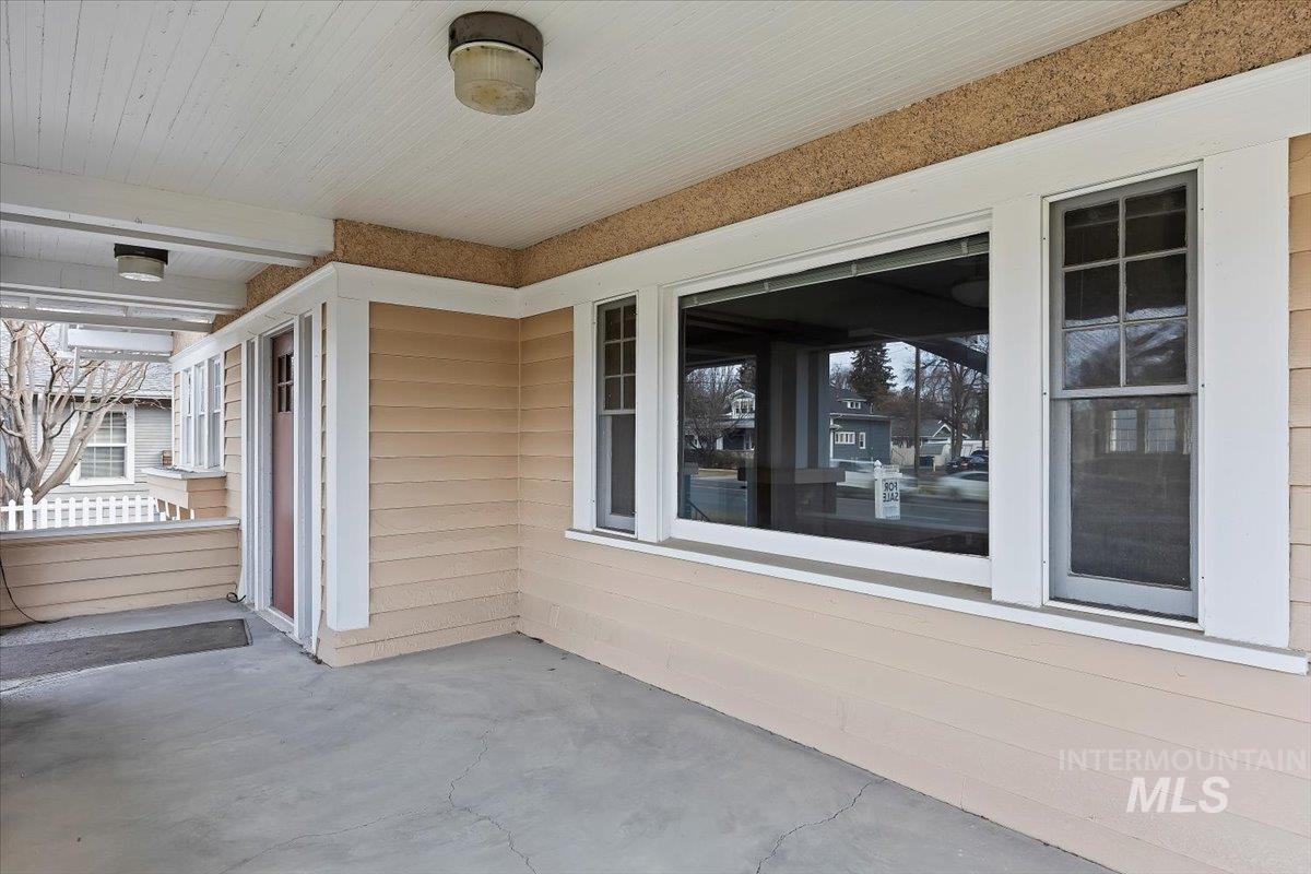 708 Shoshone St Property Photo 3