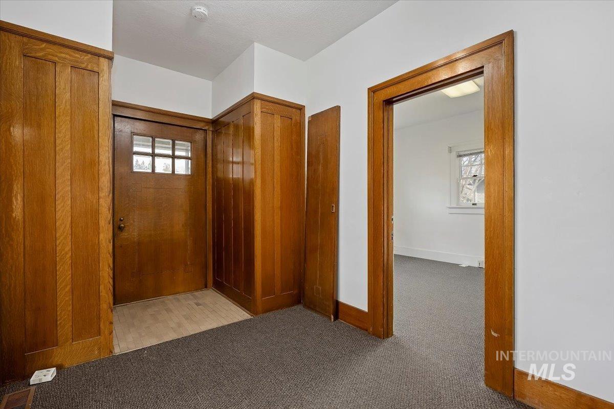 708 Shoshone St Property Photo 4