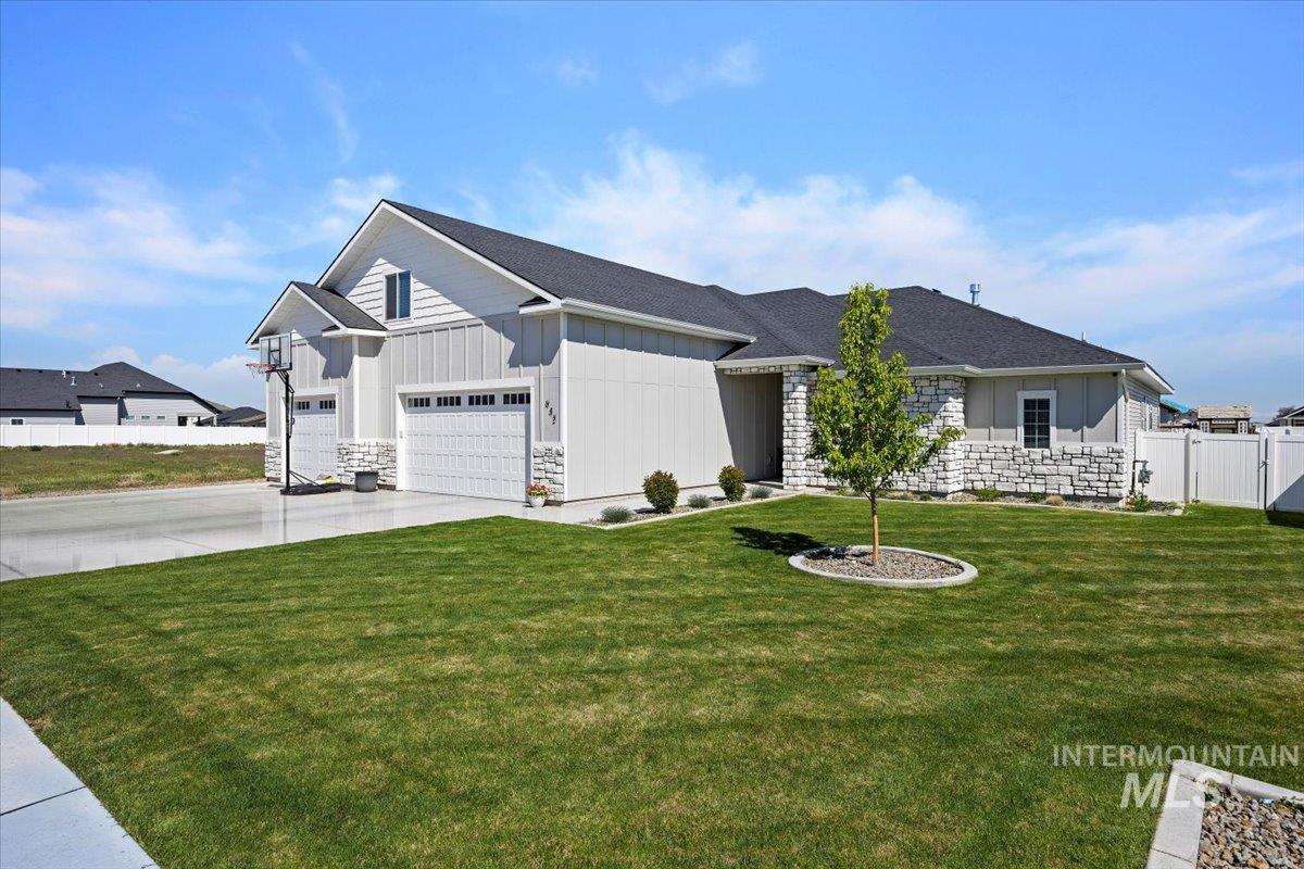 942 Paintbrush Property Photo 3