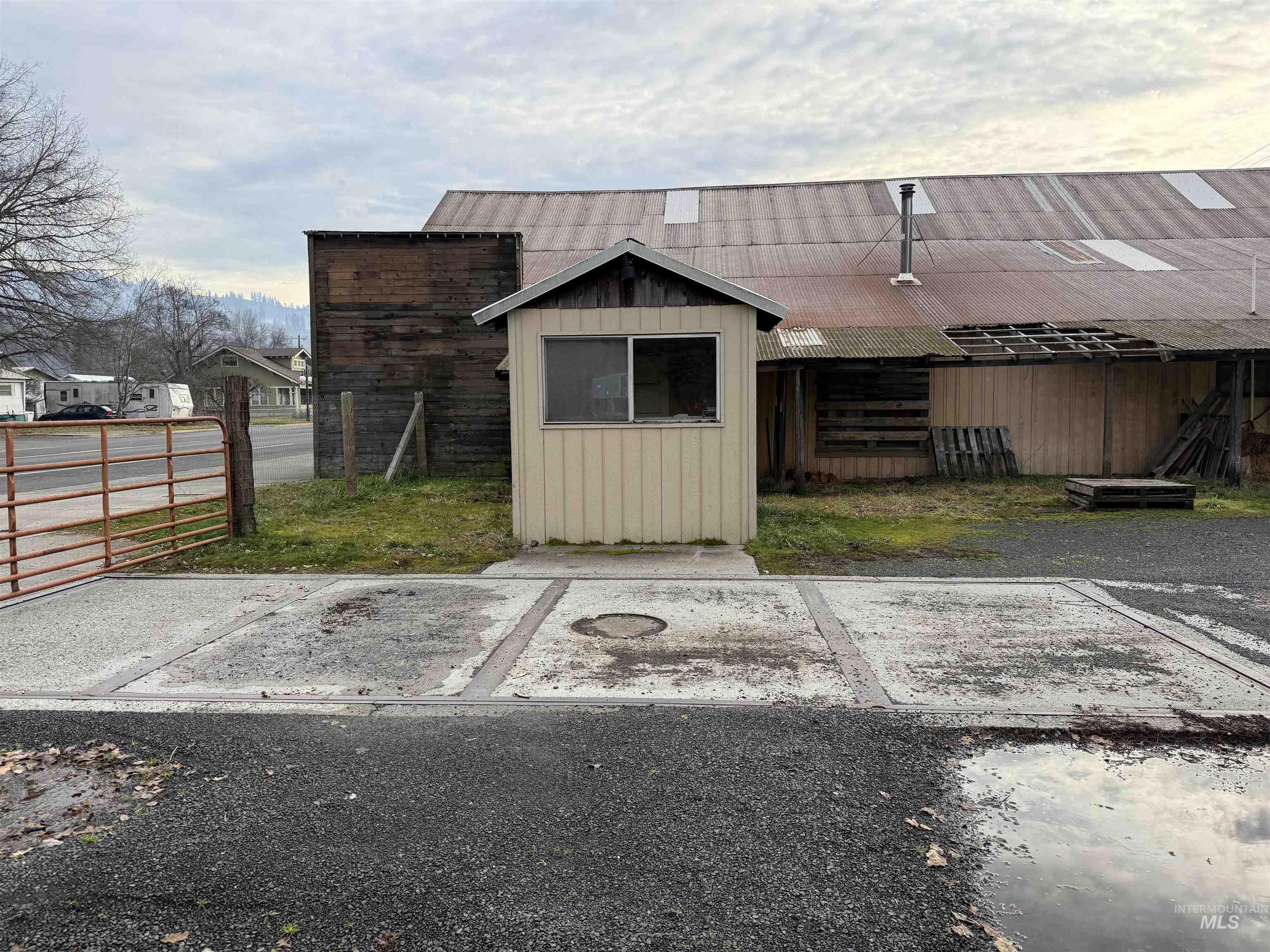 130 S Main Property Photo 14
