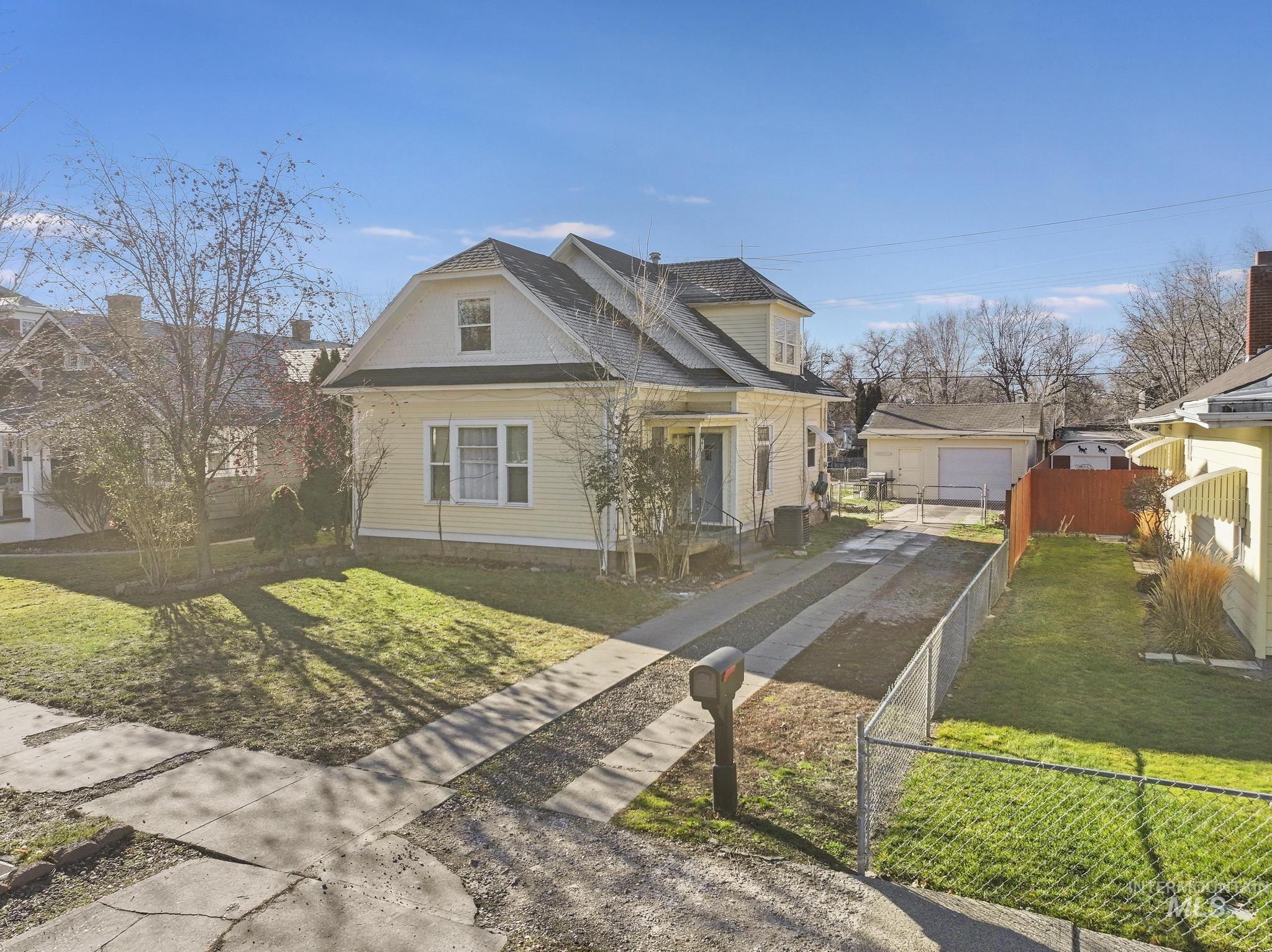 242 8th Ave E Property Photo 1