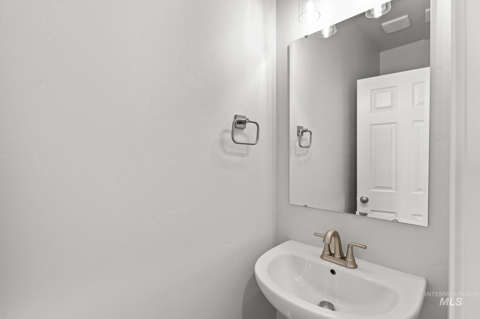 13713 Judson St Property Photo 12
