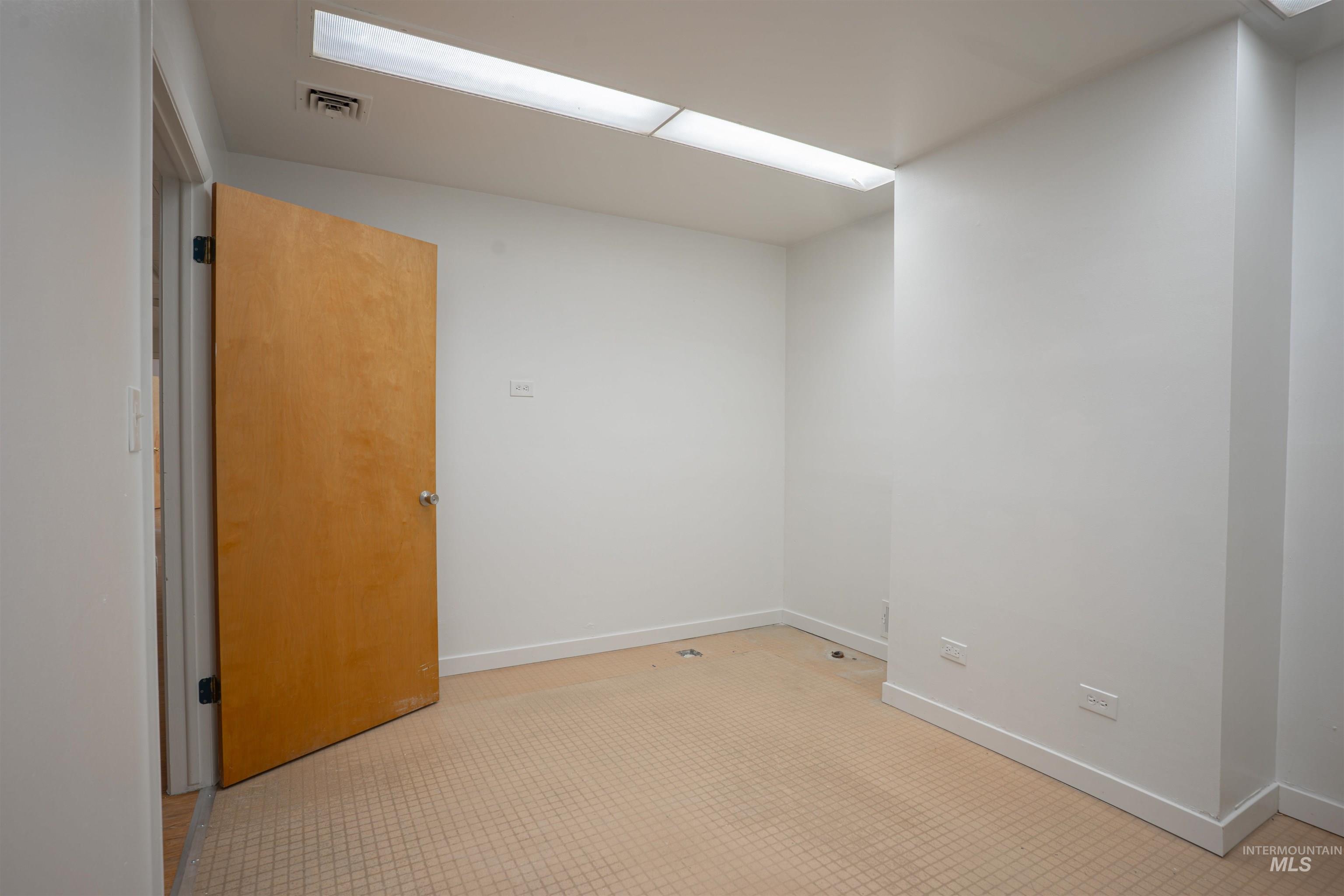 664 Shoup Ave W Property Photo 21