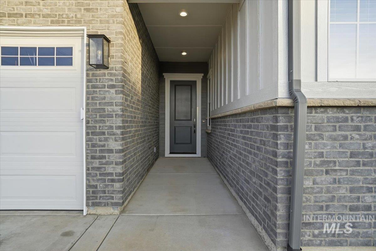 2278 N Kenora Ave Property Photo 2