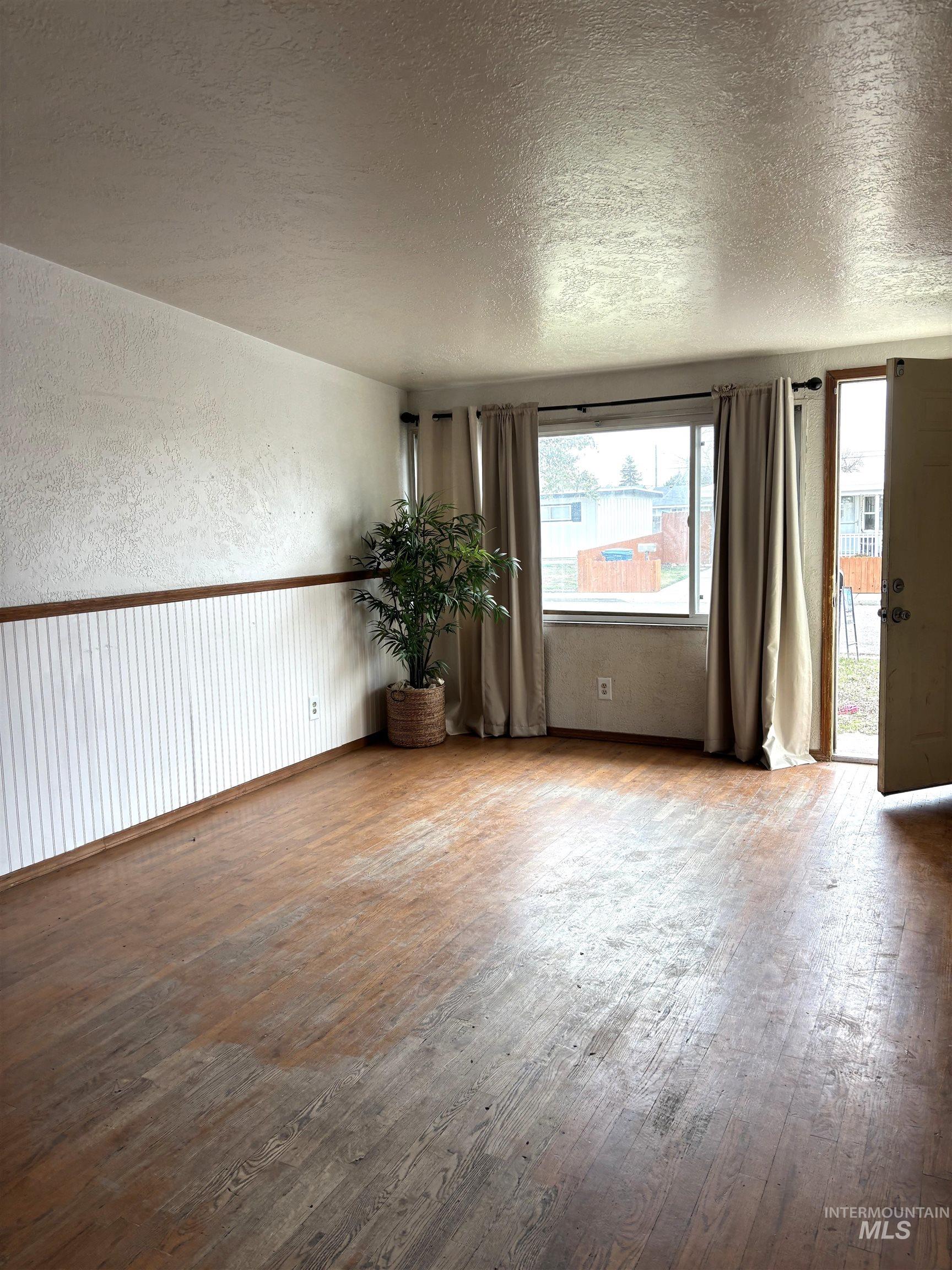 675 S 13th E Property Photo 3