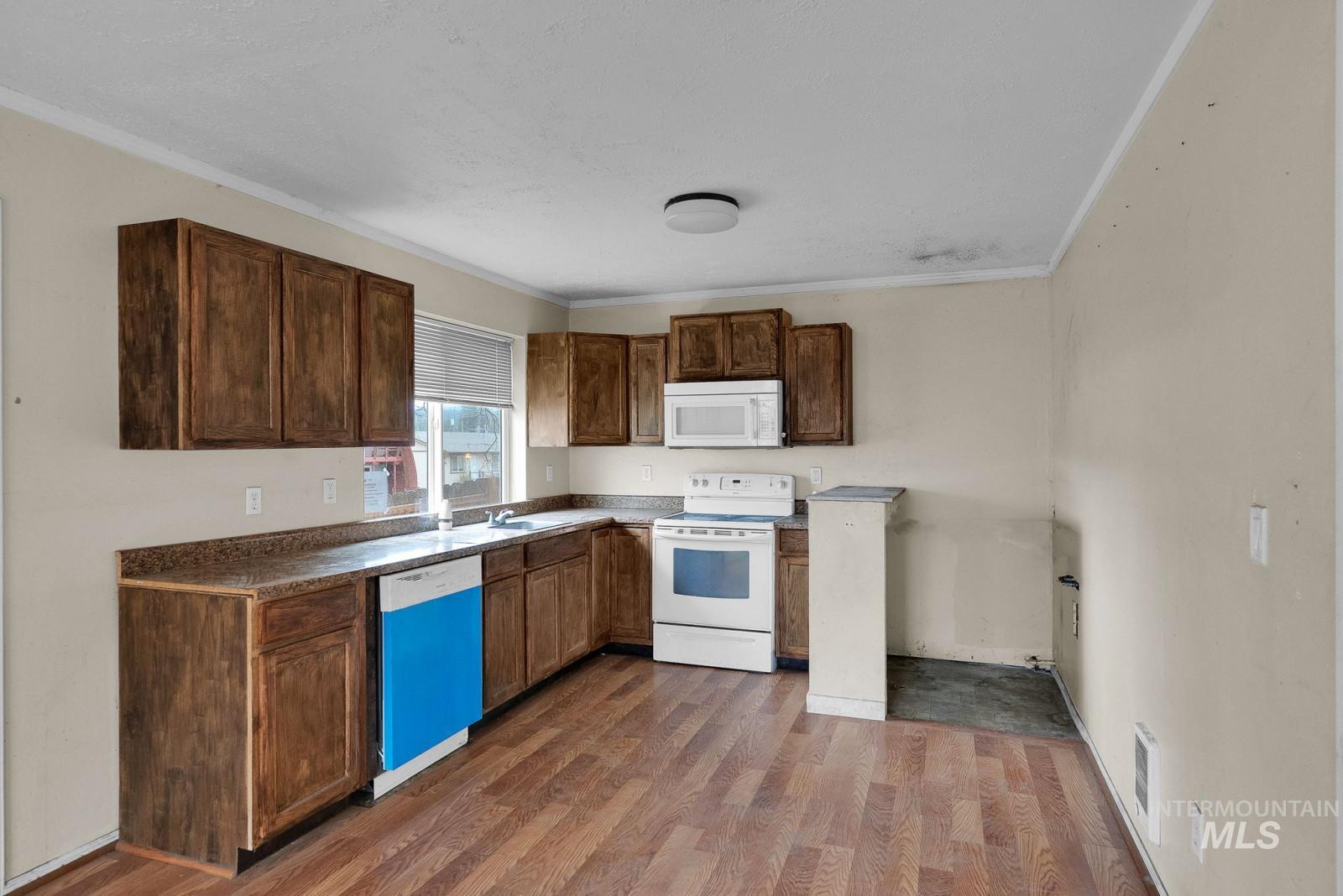 4715 Reeves Property Photo 8