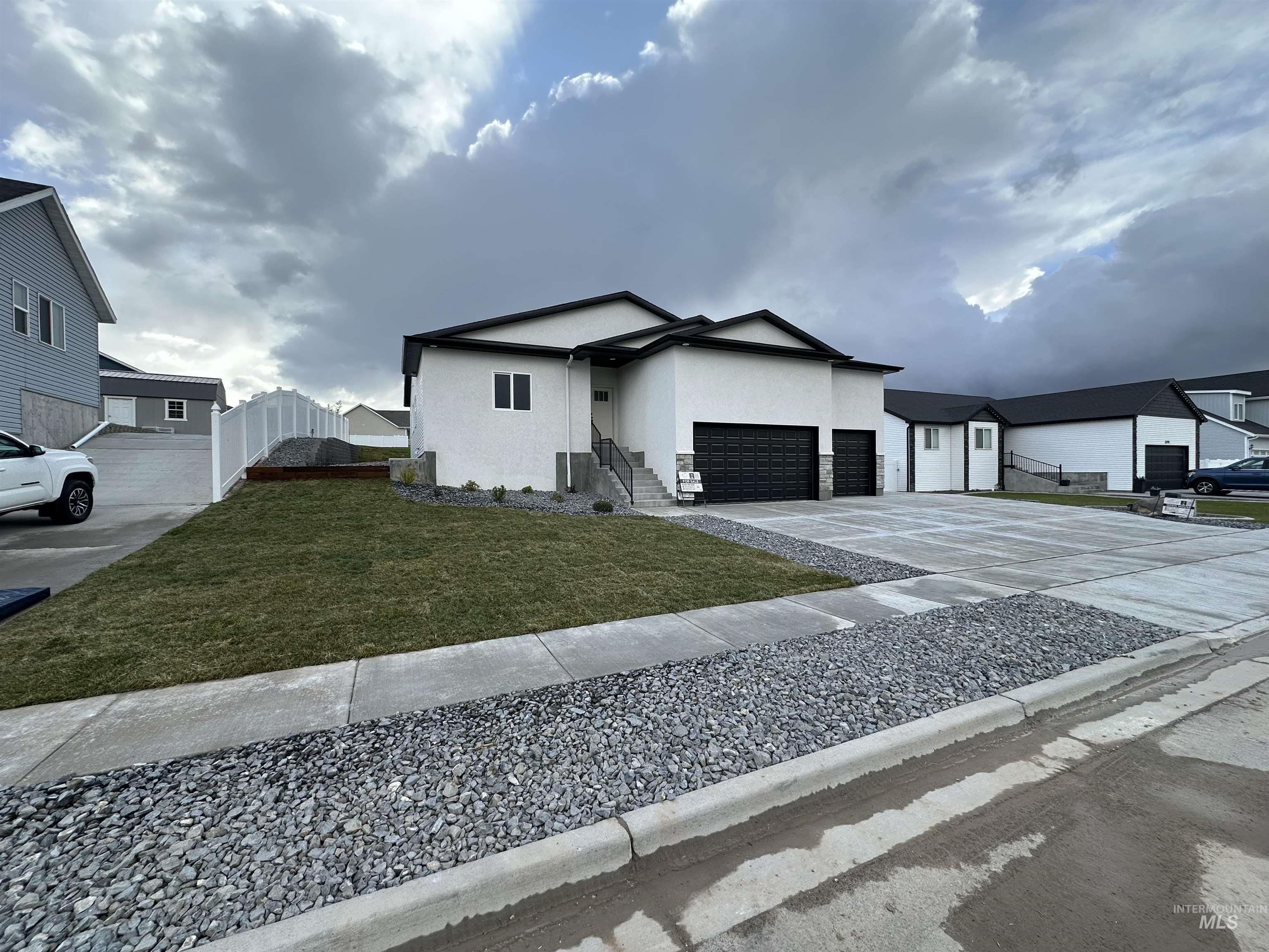 2089 Magellan Loop Property Photo 2